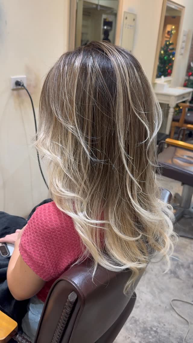 【Air Touch Balayage】

Highlights were added, and the base color was created with a root-to-end gradient.
By applying a gradient to the base as well, it creates a more three-dimensional and textured finish.

Cut, balayage, color & treatment >>> 8,700 baht

ทำไฮไลต์และไล่สีเบสตั้งแต่โคนผมแบบกราเดชัน
การทำเบสสีแบบไล่ระดับช่วยให้ผมดูมีมิติและเท็กซ์เจอร์ที่ชัดเจนมากยิ่งขึ้น

ตัดผม + บาลายาจ + ทำสี + ทรีตเมนต์ >>> 8,700 บาท

ハイライトを入れてベースも根本からグラデーションで作りました。
ベースもグラデーションにすることでより立体的な質感を出しています。

カット、バレイヤージュ、カラー、トリートメント>>>8700バーツ

#hairsalon #bangkokhairsalon #promphong #balayage #color