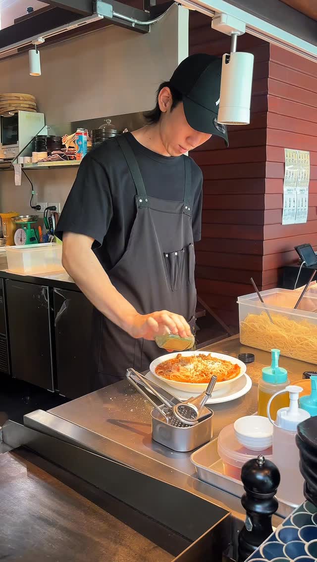 มีแค่ที่ Rumba เท่านั้นครับ
Soup Pasta ที่มีแค่ที่นี่ในกรุงเทพ 🍝

เป็นซุป แต่ก็เป็นพาสต้า
เป็นพาสต้า แต่พระเอกคือซุป
เมนูที่หาที่อื่นไม่ได้จริงๆครับ

📍ทองหล่อ ซอย 13
เจ้าของร้านคนญี่ปุ่นสุดหล่อรออยู่ครับ

Rumbaにしかない。
バンコクでここだけの“S O U P  P A S T A”🍝

スープなのに、パスタ。
パスタなのに、主役はスープ。
他では絶対に食べられない一皿です。

📍トンロー Soi13

#トンロールンバ #トンロー #スープパスタ #🇹🇭 #Rumba