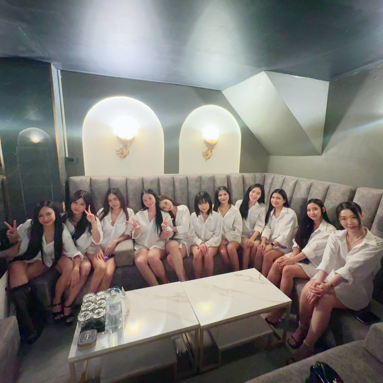 今週も始まりました🎉 TWENTY FOURで、彼シャツコスプレウィーク🕺✨新しい女の子が入店しましたよ！これは見逃せないチャンスです🙌✨今夜は彼シャツ姿の可愛い女の子たちと一緒に歌って飲んで、大いに盛り上がりましょう🎤🎶 仕事帰りでも元気を取り戻せる、そんな楽しい空間を用意してます🏮 今日も会いに来てね😍

#彼シャツ
#コスプレ
#新メンバー
#ガールズバー
#楽しみ