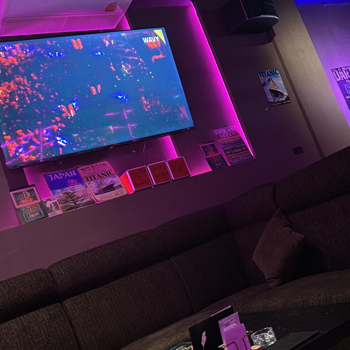 待ちに待った土曜日の夜がやってきました！皆さん、今夜のご予定はもうお決まりでしょうか？日々の忙しさやストレスを解消するには、楽しさ満載の夜がぴったりです。当店では笑顔あふれるスタッフがお迎えし、歌ったり、ダーツを楽しんだりと、お客様それぞれに合った過ごし方をサポートいたします。お酒の強いスタッフや、カラオケの名手もおりますので、一緒に楽しい夜を過ごしましょう。土曜日は、心と体をリフレッシュする絶好のチャンスです。美味しい料理と豊富なお酒をご用意して、皆様のお越しを心よりお待ちしております。

最新のカラオケ機器や、初心者の方にも安心して参加いただけるダーツゲームで、笑顔が溢れるひとときをお届けいたします。心地よい空間で、友人や新しい出会いを楽しみながら、土曜日の夜を存分に満喫してください。今夜もお会いできるのを楽しみにしております。

#土曜日の夜
#リフレッシュ
#カラオケナイト
#ダーツナイト
#最高の夜
#週末
#美味しい料理
#楽しいひと時
#ストレス発散
#笑顔満開
#素敵な出会い
#お酒を楽しむ
#カラオケ好き
#ダーツ好き
#友達と一緒
#新しい挑戦
#夜の楽しみ
#ワクワク
#心の癒し
#楽しい時間
#おしゃれな空間
#リラックス
#音楽と共に
#お待ちしております
#笑顔溢れる
#土曜の夜はここに
#素晴らしい夜を
#スタッフ一同
#感動の時間