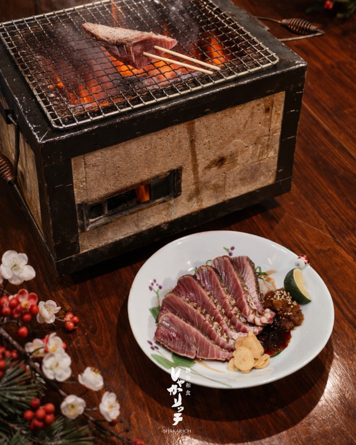 高知県産のヤイト鰹。
全身トロと称される濃厚な旨みを、
炭火で香ばしく炙り、上品な塩で仕上げました。
冬におすすめの一皿です。

Premium “Yaito” bonito from Kochi,
lightly seared over charcoal and finished with fine salt.
Rich and fatty flavor, perfect for winter.

ปลาบุโท “Yaito” จากจังหวัดโคจิ
ย่างถ่านเบา ๆ รสหอมกลมกล่อม
เนื้อมันเข้มข้นแบบ “โทโรทั้งตัว”
เมนูแนะนำประจำฤดูหนาว

#Shakarich #Surawong #冬のおすすめ #YaitoKatsuo
#刺身 #海鮮バンコク #和食バンコク #BangkokFood