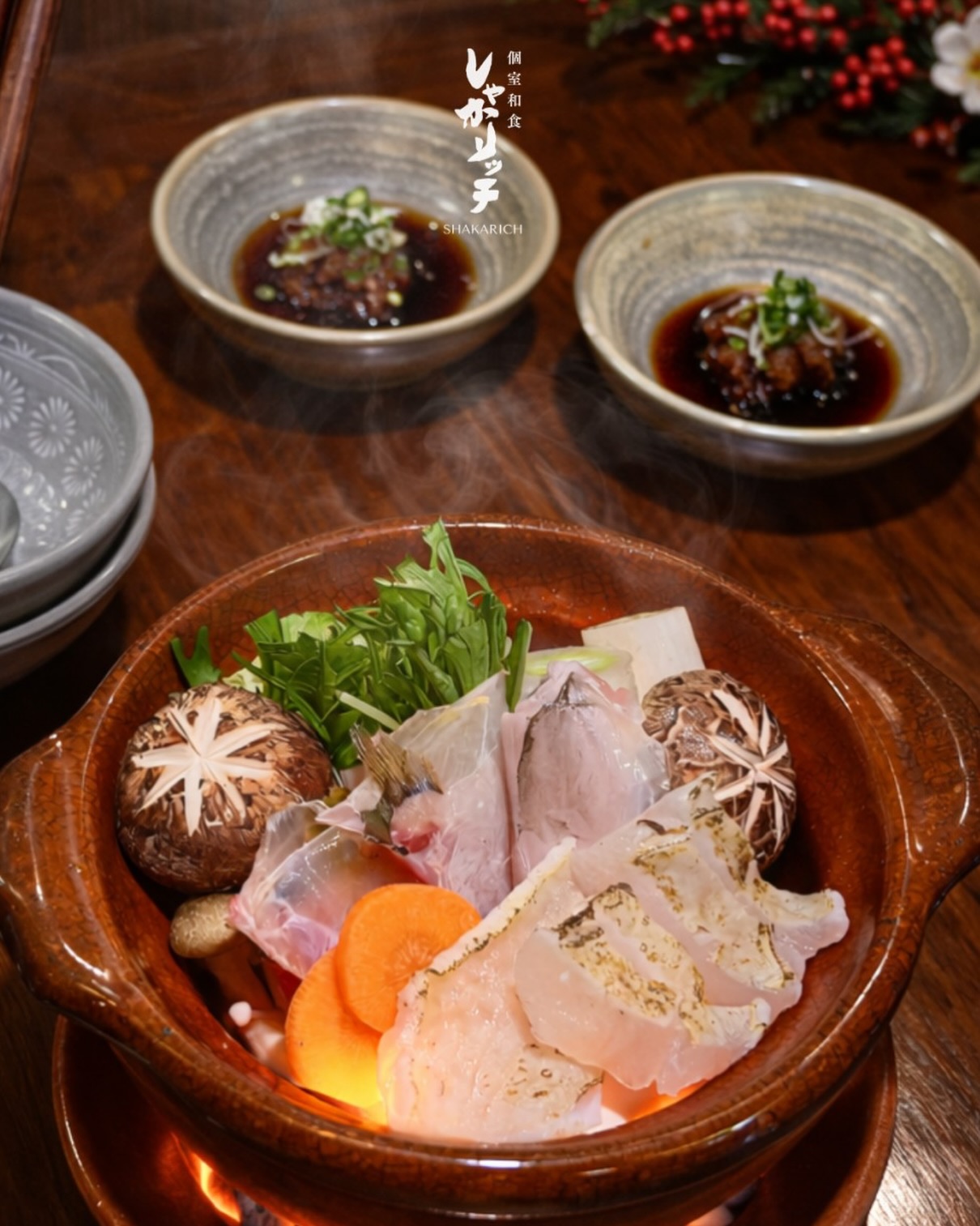 長崎県産カワハギを、
澄んだ出汁で味わう冬の小鍋仕立てに。
上品な旨みと、ふっくらした身の甘みが広がります。

Nagasaki filefish served in a light winter hotpot.
Clear dashi highlights its natural sweetness.

ปลาคาวาฮากิจากนางาซากิ
เสิร์ฟเป็นหม้อไฟน้ำซุปใส
รสหวานนุ่มของปลาและน้ำซุปหอมอ่อน ๆ
เหมาะกับฤดูหนาว

#Shakarich #Surawong #Kawahagi #Hotpot
#冬のおすすめ #鍋料理 #海鮮バンコク #和食バンコク