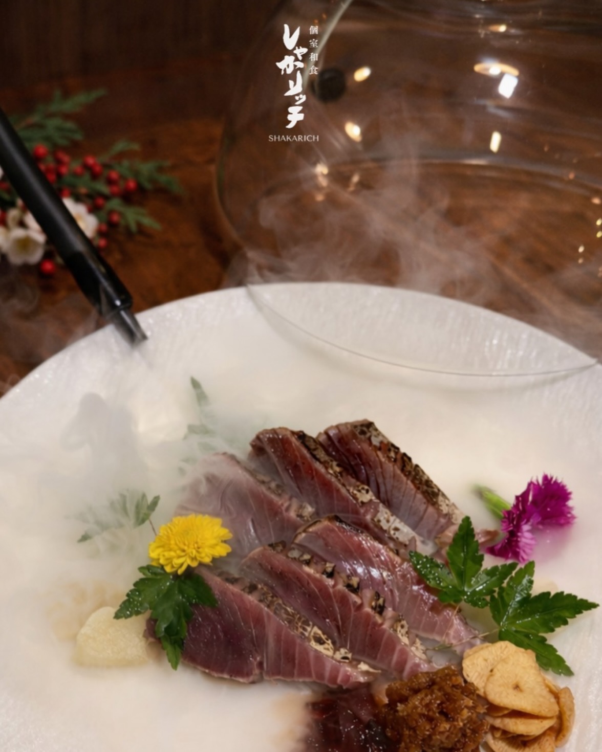 高知県産ヤイト鰹を、桜チップで瞬間スモーク。
全身トロの濃厚な旨みに、
香り高い煙が加わる冬限定の味わいです。

Kochi “Yaito” bonito smoked instantly
with cherry wood chips.
Rich umami enhanced by aromatic smoke.

ปลาบุโท “Yaito” จากโคจิ
รมควันด้วยไม้ซากุระอย่างพิถีพิถัน
รส濃มัน ผสานกลิ่นควันหอม ๆ
เมนูพิเศษเฉพาะฤดูหนาว

#Shakarich #Surawong #瞬間スモーク #Katsuo
#冬のおすすめ #刺身 #和食バンコク #BangkokRestaurant