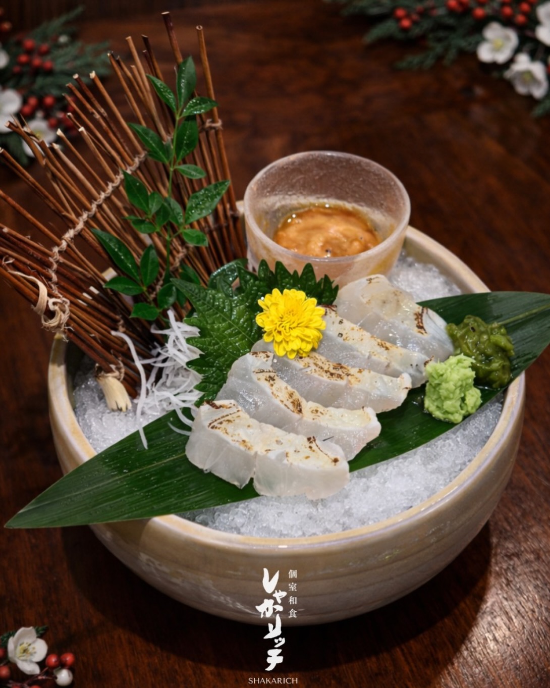 長崎県産のカワハギを、
濃厚な肝醤油でいただく冬の贅沢。
白身に肝の旨みが絡み、深い味わいが広がります。

Nagasaki filefish with rich liver soy sauce.
Delicate white flesh coated in creamy liver umami.

ปลาคาวาฮากิจากนางาซากิ
เสิร์ฟคู่ซอสตับ濃เข้ม
เนื้อปลาขาวหวานนุ่ม เข้ากันอย่างดี
กับรสตับเข้มข้น

#Shakarich #Surawong #Kawahagi #肝醤油
#冬のおすすめ #刺身 #和食バンコク #BangkokFood