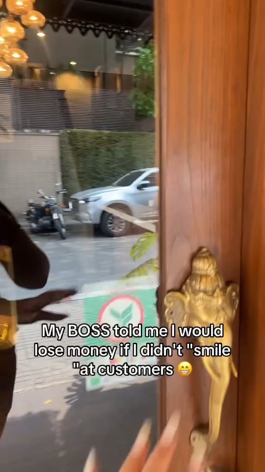 เมื่อเจ้านายบอกว่า "ถ้าไม่ยิ้มจะโดนหักเงิน" ☺️😂
