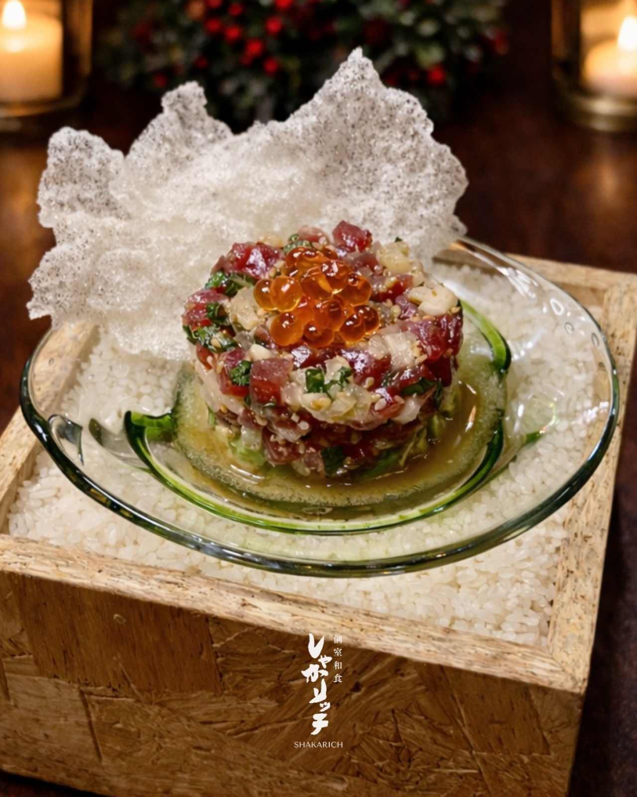 五島列島産 鮪とアボカドの山葵タルタル✨

長崎県・五島列島で水揚げされる鮪は、
黒みを帯びた色合いと希少価値の高さから
“ブラックダイヤモンド” と称される特別な鮪。
濃厚なアボカドと香り高い山葵が、
鮪本来の旨みをいっそう引き立てます。
クリスピーな米煎餅が食感のアクセントに。

Goto Island Tuna & Avocado Wasabi Tartare
Premium tuna from the Goto Islands,
known for its distinctive dark tone and rarity—
earning the name “Black Diamond.”
Paired with creamy avocado and aromatic wasabi,
served with a crisp rice cracker for added texture.

ทาทาร์ปลาทูน่าจากโกะโตะและอะโวคาโด
ปลาทูน่าจากหมู่เกาะโกะโตะ
มีสีเข้มเป็นเอกลักษณ์และหายาก
จนได้รับฉายาว่า “Black Diamond”
เข้ากันอย่างลงตัวกับอะโวคาโด濃
และวาซาบิหอม ๆ พร้อมข้าวแผ่นกรอบเพิ่มสัมผัส

ご予約はプロフィールのリンクより承ります。
Reservation via link in profile.
สำรองที่นั่งได้ที่ลิงก์ในโปรไฟล์

#Shakarich #BangkokFood #JapaneseDining
#鮪タルタル #五島列島 #冬のおすすめ
#Surawong #バンコク和食