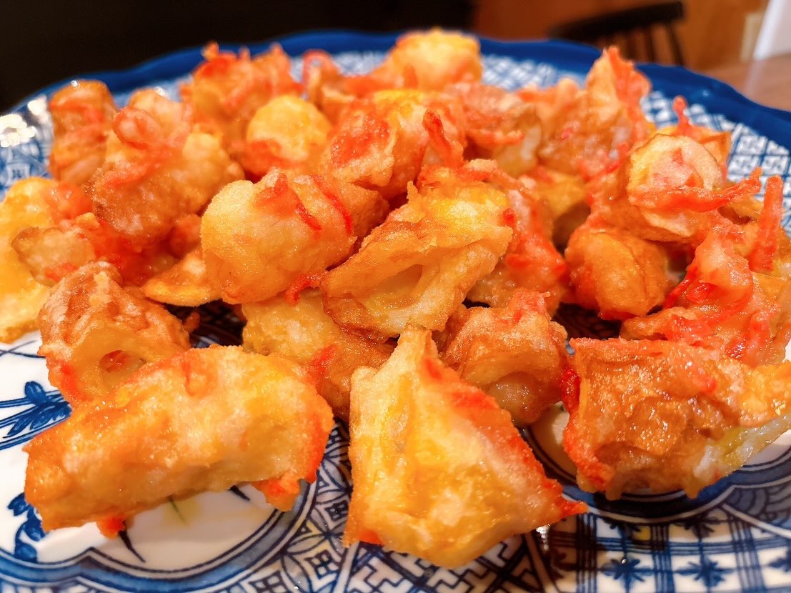 本日も張り切ってまいります😄
皆様のご来店お待ちしております♪

おひとりさま大歓迎！
カウンター席大人気

おばんざい、鉄板焼きメニュー
二階テーブル席、三階個室完備
一階カウンター席でもオーダー可能です

黒兵衛では
各種ご宴会のご予約承ります♪
コース1,000バーツ〜
飲み放題 300バーツor 400バーツ

二階テーブル席
三階9名様までの小宴会用個室ございます。

よろしくお願いします♪

1月もHappy hour 開催中です
17:00〜19:30

キリンビール大瓶　120B
ウィスキーハイボール　80B

Happy hour in January❗️
17:00〜19:30
Kirin Beer Big Bottle 120B
Whisky Hi-ball 80B

#バンコク創作料理居酒屋 #バンコク日本料理店 #バンコク小料理屋 #バンコクおひとりさま #バンコク1人飲み プラカノン バンコク日本人女性スタッフ常駐 バンコクおかみさん バンコクお好み焼き屋 バンコク鉄板焼き  バンコクおばんざい  japanesefood bangkok phrakhanong japaneserestaurant reopen happyhour obanzai bangkokokonomiyaki bangkokteppanyaki