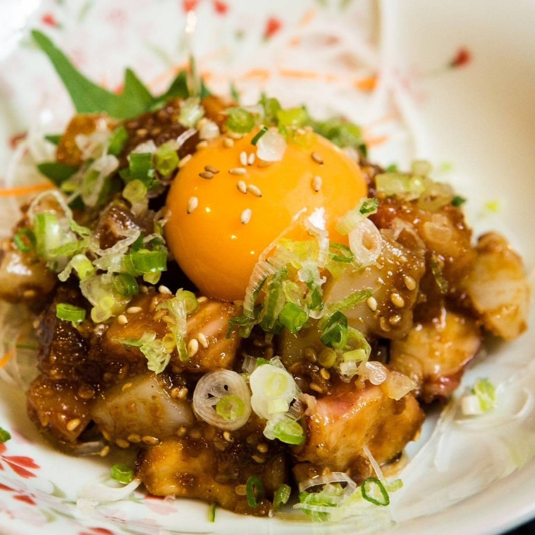 日本の伝統と韓国の風味が出会う新感覚の一品を、皆さまにお届けいたします。新鮮な魚をユッケ仕立てで楽しむ贅沢な体験を、ぜひご堪能ください🥢。特製のダレが引き立てる、お刺身ユッケの深い味わいが口の中で広がり、至福のひとときをお約束いたします。美食家の皆さまにもご満足いただけるよう、素材選びから調理法に至るまでこだわりを持って仕上げております。お友達やご家族とのディナーにぴったりの一皿、ぜひお試しください。皆さまのご来店を心よりお待ちしております✨。

#和食
#海鮮
#ユッケ
#特製ダレ
#新感覚グルメ