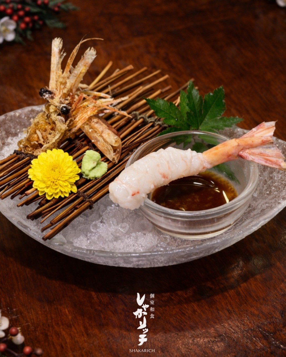 北海道産ボタン海老の刺身。
ぷりっとした食感と濃厚な甘みが魅力で、
海老味噌の旨みも格別な冬の人気メニューです。

Hokkaido botan shrimp sashimi—
sweet, creamy, and full of rich umami.

กุ้งโบตันจากฮอกไกโดแบบซาชิมิ
เนื้อเด้งหวาน และรส濃มันกลมกล่อม
มันกุ้งอร่อยโดดเด่น
เมนูแนะนำฤดูหนาว

#Shakarich #Surawong #BotanShrimp #Sashimi
#冬のおすすめ #海鮮バンコク #和食バンコク #BangkokFood