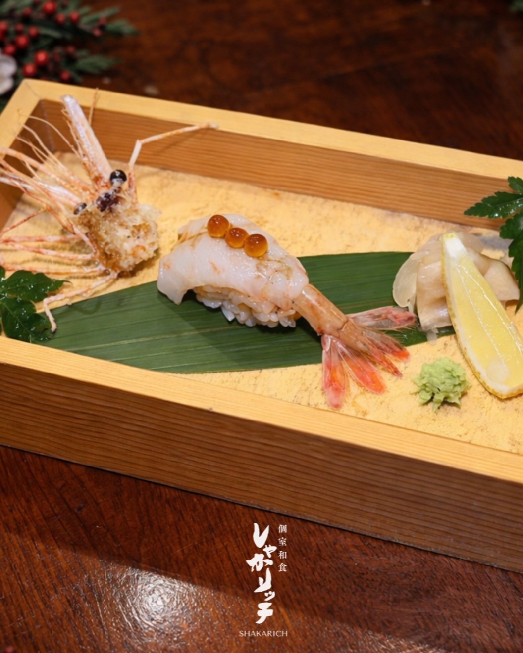 北海道産ボタン海老を赤酢のシャリで握った一貫。
濃厚な甘みととろける旨みが広がる、
冬ならではの贅沢な寿司です。

Hokkaido botan shrimp nigiri
paired with red-vinegar sushi rice for a rich, elegant flavor.

กุ้งโบตันแบบซูชิ
หวาน濃 นุ่มละมุน
เข้ากันอย่างลงตัวกับข้าวซูชิแดง
เป็นรสชาติพิเศษของฤดูหนาว

#Shakarich #Surawong #BotanShrimp #寿司
#冬のおすすめ #SushiLover #和食バンコク #BangkokFood