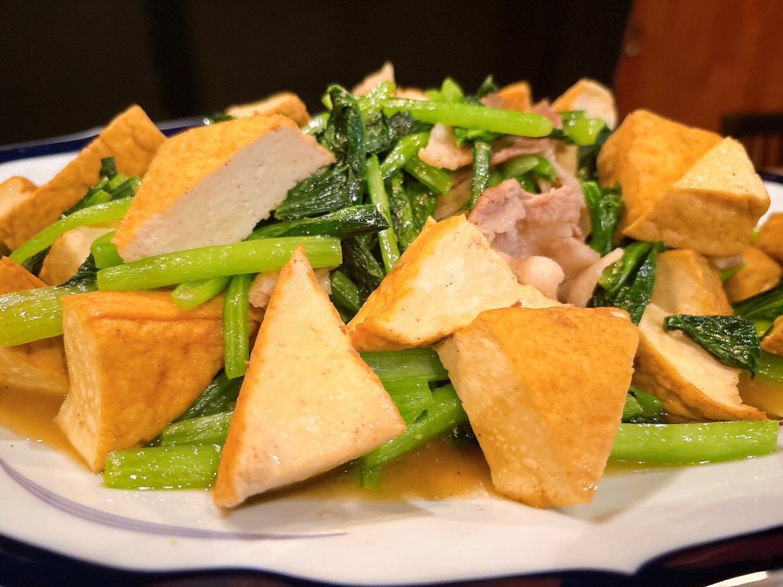 本日も17:00〜開店いたします
皆様のご来店お待ちしております♪

おひとりさま大歓迎！
カウンター席大人気

おばんざい、鉄板焼きメニュー
二階テーブル席、三階個室完備
一階カウンター席でもオーダー可能です

黒兵衛では
各種ご宴会のご予約承ります♪
コース1,000バーツ〜
飲み放題 300バーツor 400バーツ

二階テーブル席
三階9名様までの小宴会用個室ございます。

よろしくお願いします♪

1月もHappy hour 開催中です
17:00〜19:30

キリンビール大瓶　120B
ウィスキーハイボール　80B

Happy hour in January❗️
17:00〜19:30
Kirin Beer Big Bottle 120B
Whisky Hi-ball 80B

#バンコク創作料理居酒屋 #バンコク日本料理店 #バンコク小料理屋 #バンコクおひとりさま #バンコク1人飲み プラカノン バンコク日本人女性スタッフ常駐 バンコクおかみさん バンコクお好み焼き屋 バンコク鉄板焼き  バンコクおばんざい  japanesefood bangkok phrakhanong japaneserestaurant reopen happyhour obanzai bangkokokonomiyaki bangkokteppanyaki