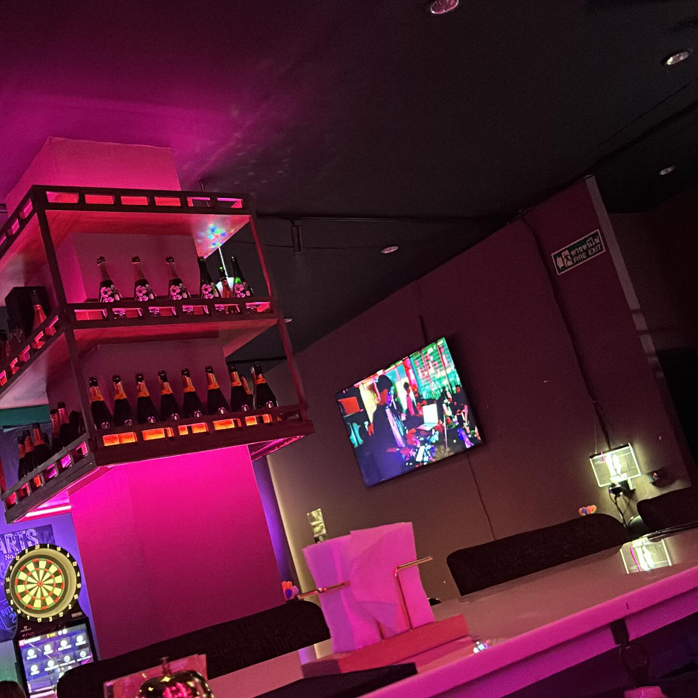 今週もやっと金曜日がやってきましたね！🍹✨みなさん、週末のご予定はもうお決まりですか？今月の金曜日を最大限に楽しむラストチャンスです🎉普段の疲れを忘れて、素敵な時間を過ごしてみませんか？今月は31日が禁酒日ということでお休みをいただきますが、30日は0時まで営業しておりますので、ぜひお立ち寄りください！カクテルを片手にリラックスして、素晴らしい夜を一緒に迎えましょう🥂心よりお待ちしております😊

#金曜日
#バー
#カクテルナイト
#週末の楽しみ
#リフレッシュ