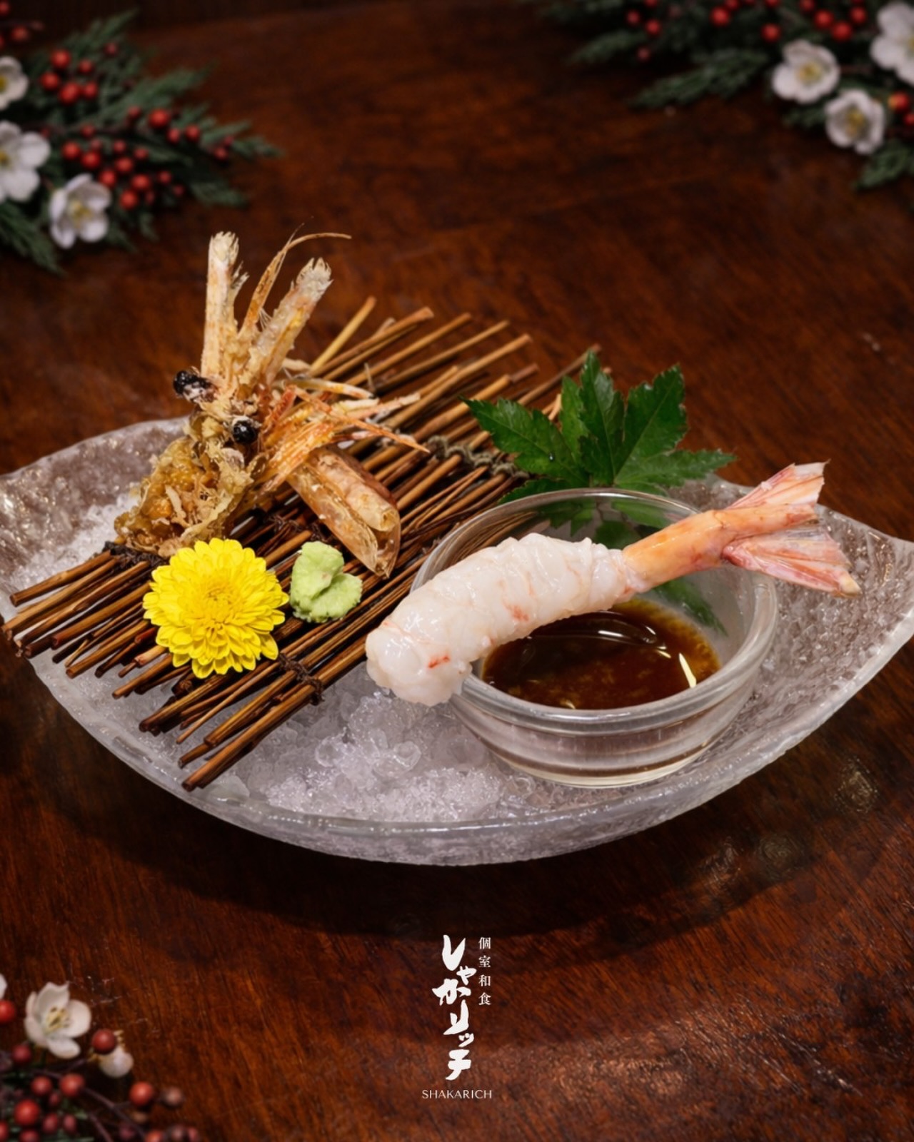 北海道産のボタン海老を贅沢に刺身で。
ぷりっとした食感と、口に広がる濃厚な甘み。
海老味噌の旨みも格別で、冬のおすすめとして人気の一品です。

Hokkaido botan shrimp served as sashimi—
sweet, creamy flavor with a firm, delicate texture.
Shrimp miso adds extra depth, making it a perfect winter treat.

กุ้งโบตันจากฮอกไกโด เสิร์ฟแบบซาชิมิ
เนื้อเด้งหวาน และรสเข้มข้นละมุน
มีรส旨ของมันกุ้งที่อร่อยโดดเด่น
เป็นเมนูแนะนำประจำฤดูหนาว

#Shakarich #Thonglor #BangkokSushi #BotanShrimp
#冬のおすすめ #刺身 #海鮮バンコク #和食バンコク
#JapaneseRestaurant #BangkokFood #SushiLover