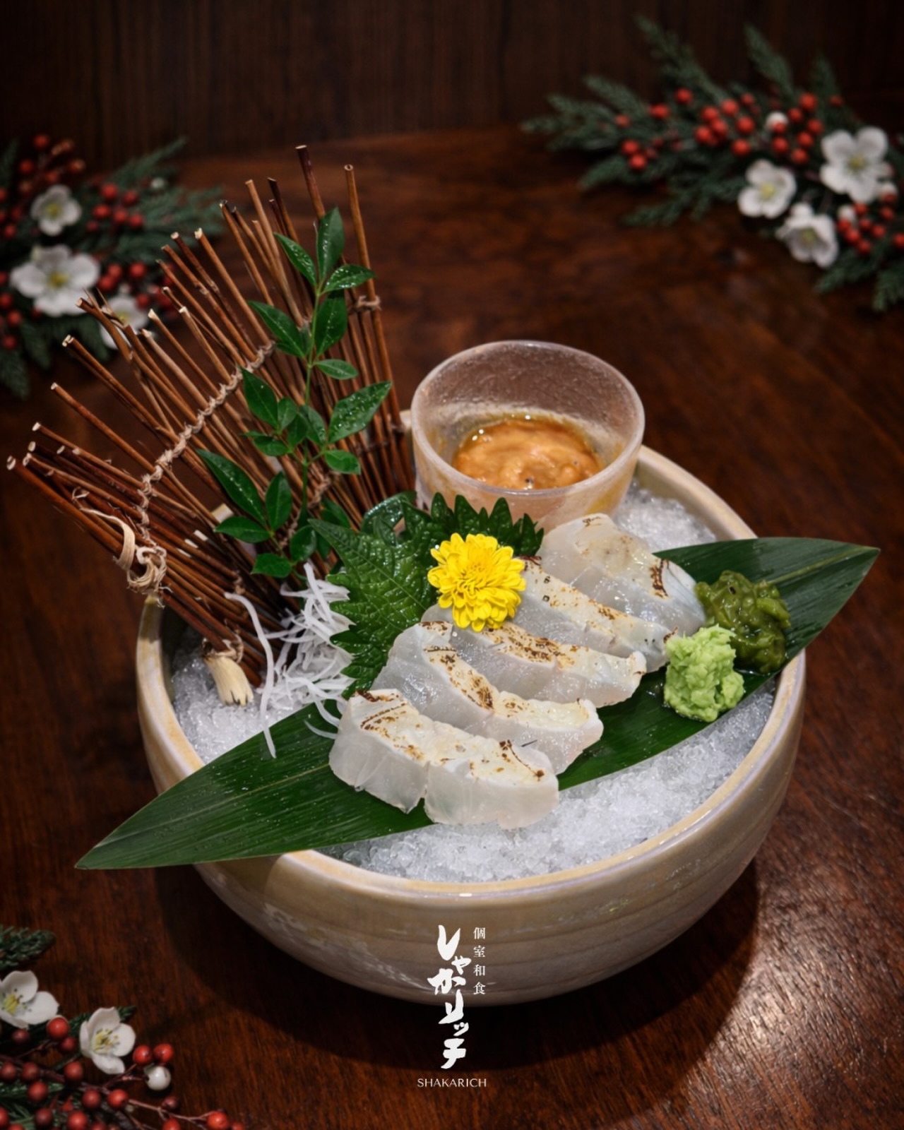 長崎県産の新鮮なカワハギを、
濃厚な肝醤油でいただく冬の贅沢。
ぷりっとした白身に肝の旨みが絡み、
一口ごとに深い味わいが広がります。

Fresh filefish from Nagasaki,
served with rich liver soy sauce.
Tender white flesh coated with creamy liver umami—
a refined winter delicacy.

ปลาคาวาฮากิจากนางาซากิ
เสิร์ฟคู่ซอสตับ濃เข้ม
เนื้อปลาขาวหวานนุ่ม เข้ากันอย่างลงตัวกับรสตับ
เป็นเมนูหรูหราของฤดูหนาว

#Shakarich #Thonglor #BangkokSushi #Kawahagi
#冬のおすすめ #刺身 #肝醤油 #海鮮バンコク
#和食バンコク #JapaneseRestaurant #BangkokFood