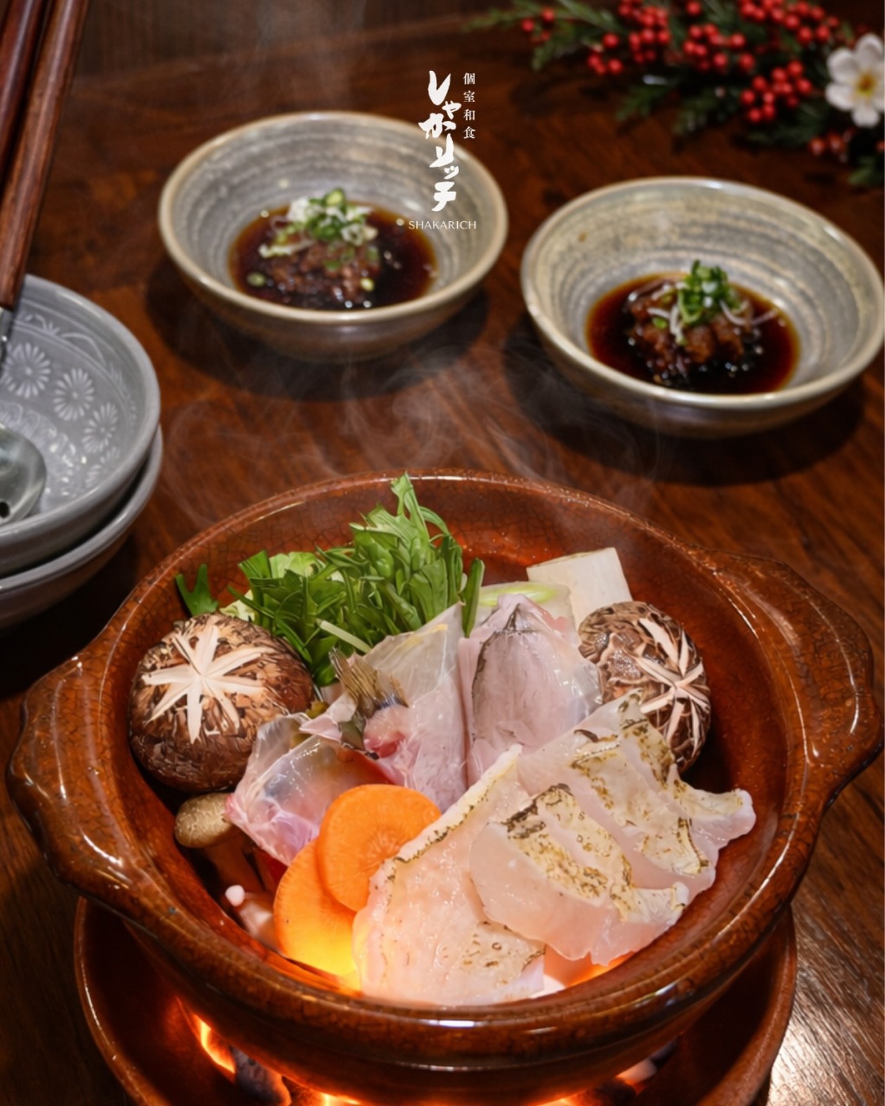 長崎県産のカワハギを、冬だけの小鍋仕立てに。
旨みが染み出す澄んだ出汁と、
ふっくらとした身の甘みが広がる、
身体がほっと温まる一品です。

Premium filefish from Nagasaki,
served in a delicate winter hotpot.
Clear dashi captures the fish’s natural sweetness,
creating a warm and comforting seasonal dish.

ปลาคาวาฮากิจากจังหวัดนางาซากิ
เสิร์ฟในหม้อไฟสไตล์ฤดูหนาว
น้ำซุปใสรสกลมกล่อมและเนื้อปลานุ่มหวาน
เป็นเมนูที่ทำให้ร่างกายอบอุ่นในฤดูหนาว

#Shakarich #Thonglor #BangkokSushi #Kawahagi
#冬のおすすめ #鍋料理 #海鮮バンコク #和食バンコク
#JapaneseRestaurant #BangkokFood #SushiLover