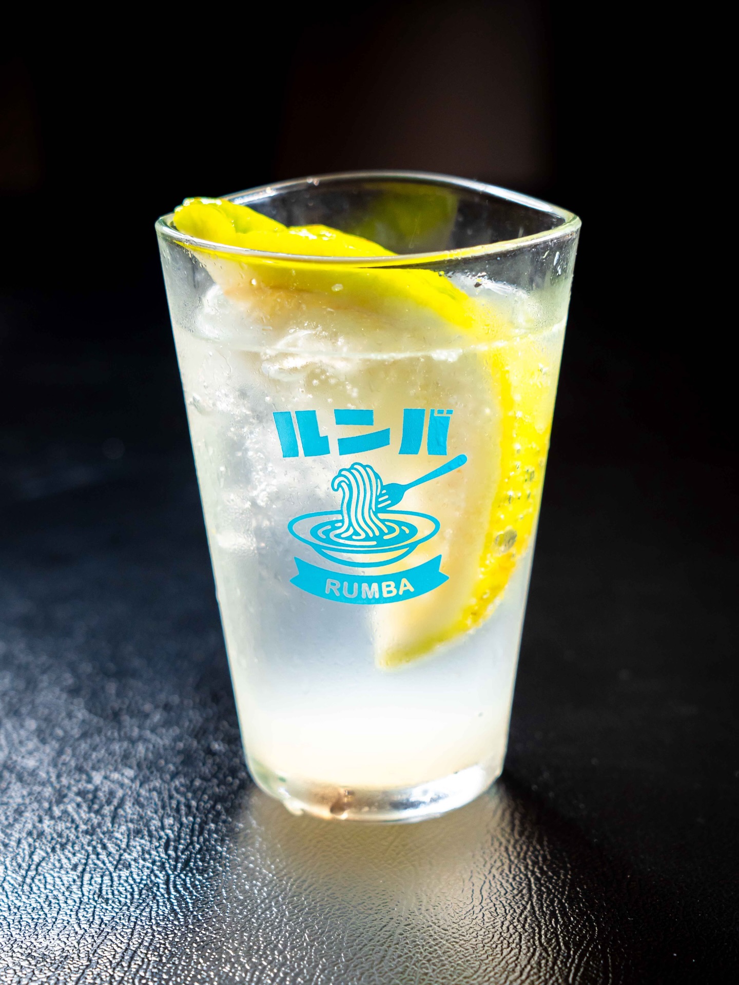 🍋
ルンバのオススメドリンク紹介💁
「Giant Lemon Sour」

・普通のレモンの4倍の大きさ
・無農薬で市場に流通量少なく貴重
・味はシャープで香り高く大人が好む
・いやとりあえずインパクト大♪( ´θ｀)ノ

ルンバグラスでレモンサワーは映えますね！
このドリンクの為に大グラス作ろうかなと思ってます
ラージサイズならレモン1/4入れても良さそう👍

ピリッとお試しくださいべね♪( ´θ｀)ノ
(ランチタイムにも提供可能なのでお気軽に！！)

#トンロールンバ #トンロー #スープパスタ #🇹🇭 
#GiantLemon