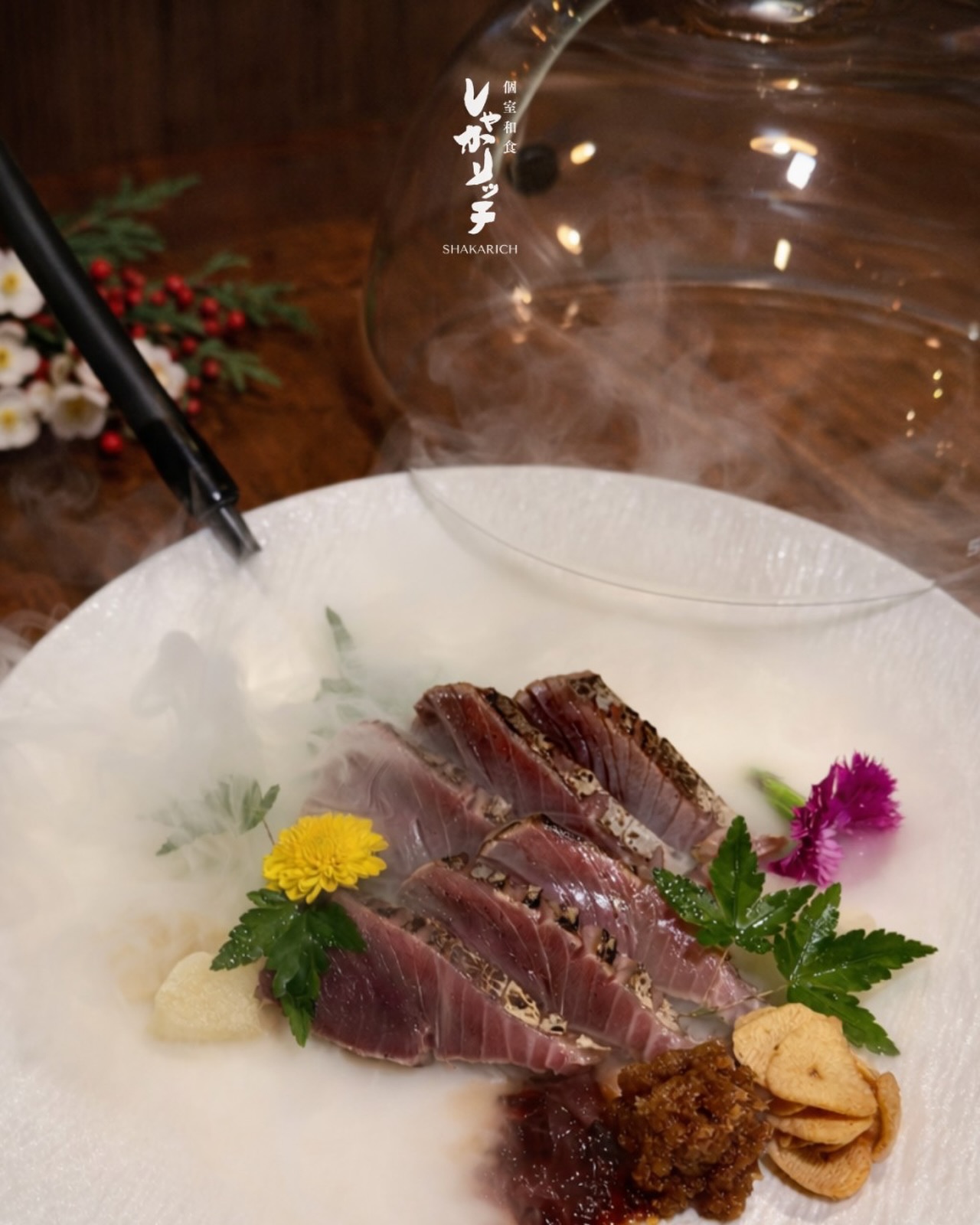 高知県産のヤイト鰹を、
桜チップでお客様の目の前で瞬間スモーク。
全身トロと称される濃厚な旨みに、
香り高い煙が重なり、冬ならではの味わいに仕上がります。

Premium “Yaito” bonito from Kochi,
smoked instantly at your table with cherry wood chips.
Rich, fatty flavor layered with aromatic smoke—
a unique winter delicacy.

ปลาบุโท “Yaito” จากโคจิ
รมควันด้วยไม้ซากุระต่อหน้าโต๊ะ
รสเข้มข้นมันละมุน ผสานกลิ่นหอมของควัน
เป็นเมนูพิเศษเฉพาะฤดูหนาว

#Shakarich #Thonglor #BangkokSushi #YaitoKatsuo
#冬のおすすめ #瞬間スモーク #海鮮バンコク #和食バンコク
#JapaneseRestaurant #SushiLover #BangkokFood