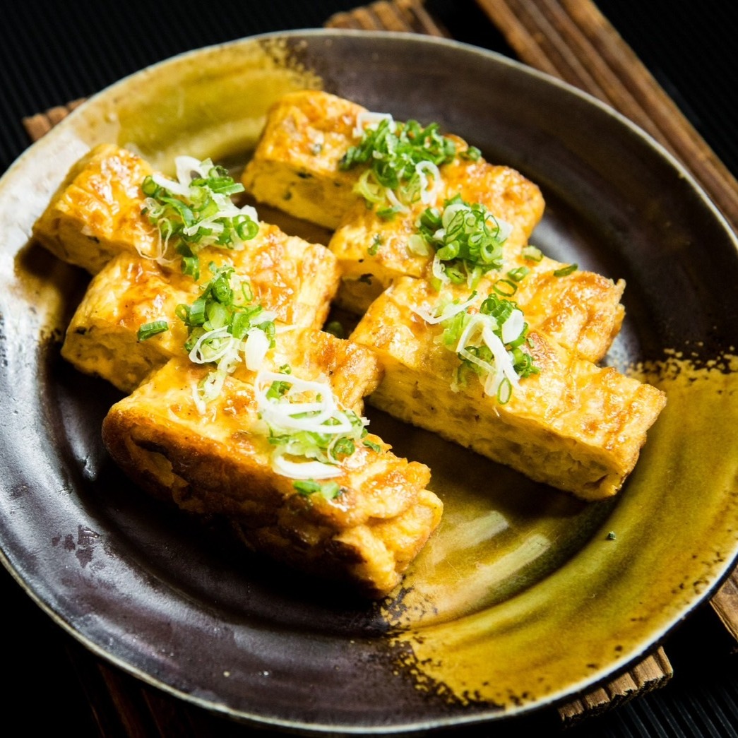 今日のオススメは、ちょっと変わった卵焼きです🍳🌟。やみつきになること間違いなしの「沢庵卵焼き」をご紹介します！醤油の香ばしさと沢庵のコリコリ食感が絶妙にマッチし、ご飯のお供にも、お酒のお供にもぴったりな一品に仕上がっております🍚🥢。和の風味が感じられるこの卵焼きは、ご家族やお友達と一緒に食べれば会話も弾むこと間違いなし✨。初めて経験するその独特な美味しさがクセになり、何度でも味わいたくなること請け合いです。

ぜひ当店で味わってみてください！一度口にすれば、その魅力に引き込まれることでしょう😊。皆様のご来店を心よりお待ちしております🙇‍♀️。

#和食
#卵焼き
#沢庵卵焼き
#コリコリ食感
#美味しい