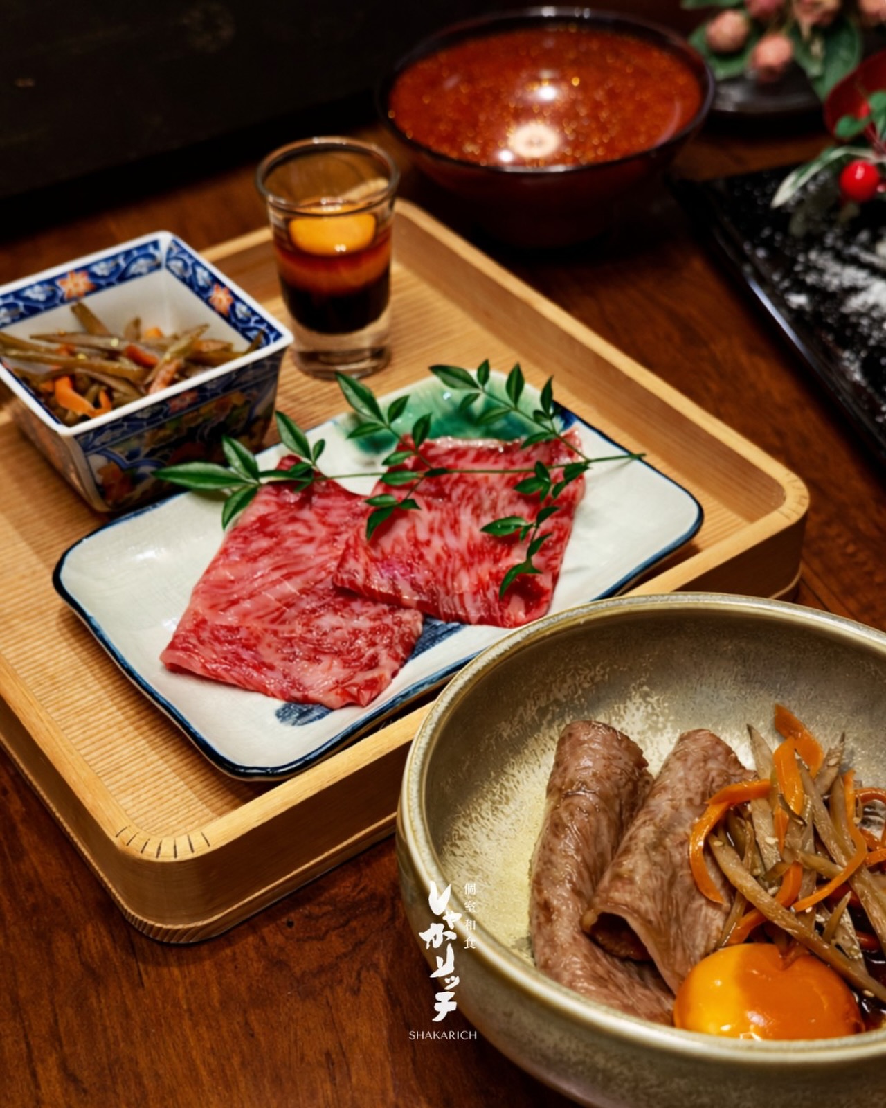 炭火炙り和牛すき焼き🔥
A4ランク以上の黒毛和牛を、
炭火で香ばしく炙ってからすき焼き仕立てに。
濃厚な旨みがとろりと広がる、
冬だけの贅沢な一皿です。

Charcoal-Grilled Wagyu Sukiyaki
Premium A4 Wagyu lightly grilled over charcoal,
then finished in a rich sukiyaki style.
A luxurious winter dish with deep umami and aroma.

สุกี้ยากี้วากิวย่างถ่าน
วากิวระดับ A4 ย่างด้วยถ่านให้หอมกลมกล่อม
แล้วทำเป็นสุกี้ยากี้รสเข้มข้น
เมนูพิเศษสำหรับฤดูหนาวที่หรูหราและอร่อยลงตัว

ご予約はプロフィールのリンクより承ります。
Reservation via link in profile.
สำรองที่นั่งได้ที่ลิงก์ในโปรไฟล์

#Shakarich #BangkokFood #JapaneseDining
#和牛 #Wagyu #炭火焼き #冬のおすすめ
#Surawong #バンコク和食