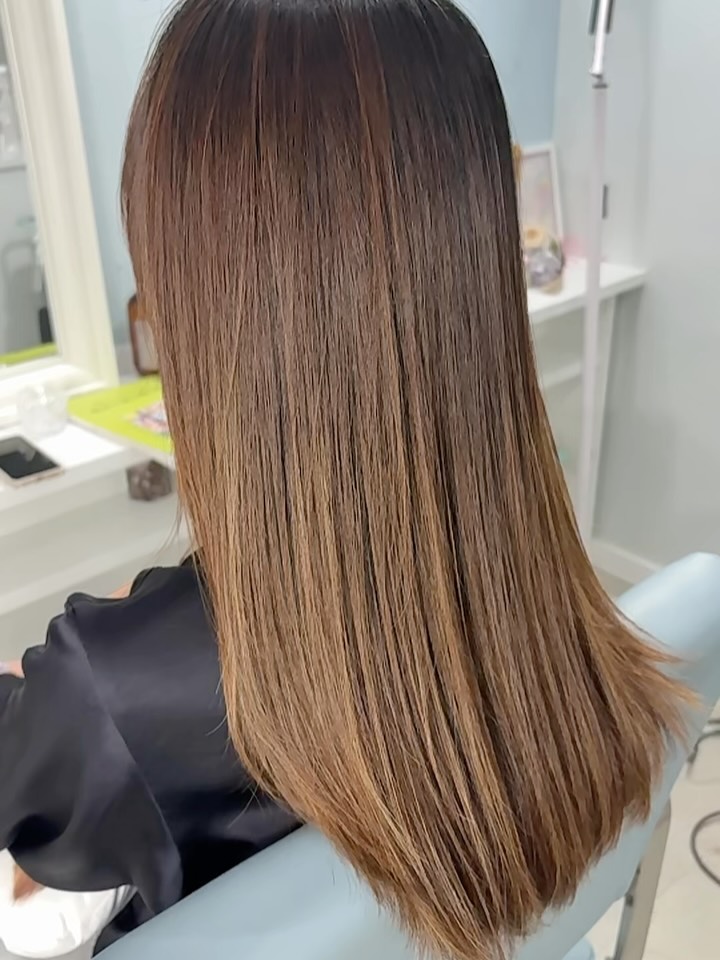 ♡

ふわふわ広がる癖毛さんにおすすめ！☔️
【 酸性ストレート 6,500 THB 】
ペタン！シャキン！ってならないストレートメニューです😘

🩶自然にしっかり伸ばしたい方へ
🩶半年〜1年に1度の施術がおすすめ
🩶1度伸ばした部分の癖戻りはほとんどないのでリタッチが気になるタイミングが目安です◎
🩶毛先の乾燥やダメージは1.5ヶ月〜2ヶ月に1度の【KINUトリートメント】で艶髪が復活します💖

【 KINUトリートメント 】は髪やお肌と同じPH（ペーパー）で優しく髪の内部を架橋＆健康な髪の毛を擬似的に作り上げる特別なトリートメントです✨
髪の内部が健康な状態になるので、カラーの発色や色持ちも良くなります🥰

繰り返しKINUトリートメントをされているお客様には
「バンコクにいながら日本にいた時より髪の調子が良くなった！」
と喜んでいただいております💖💖

ホームケアにKINUトリートメント成分配合のオリジナルシャンプー&トリートメントもオススメです🫶

♡