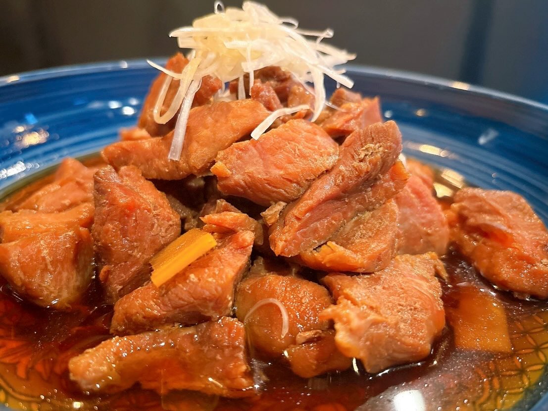 本日も絶賛営業中です😄
皆様のご来店お待ちしております♪

おひとりさま大歓迎！
カウンター席大人気

おばんざい、鉄板焼きメニュー
二階テーブル席、三階個室完備
一階カウンター席でもオーダー可能です

黒兵衛では
各種ご宴会のご予約承ります♪
コース1,000バーツ〜
飲み放題 300バーツor 400バーツ

二階テーブル席
三階9名様までの小宴会用個室ございます。

よろしくお願いします♪

1月もHappy hour 開催中です
17:00〜19:30

キリンビール大瓶　120B
ウィスキーハイボール　80B

Happy hour in January❗️
17:00〜19:30
Kirin Beer Big Bottle 120B
Whisky Hi-ball 80B

#バンコク創作料理居酒屋 #バンコク日本料理店 #バンコク小料理屋 #バンコクおひとりさま #バンコク1人飲み プラカノン バンコク日本人女性スタッフ常駐 バンコクおかみさん バンコクお好み焼き屋 バンコク鉄板焼き  バンコクおばんざい  japanesefood bangkok phrakhanong japaneserestaurant reopen happyhour obanzai bangkokokonomiyaki bangkokteppanyaki