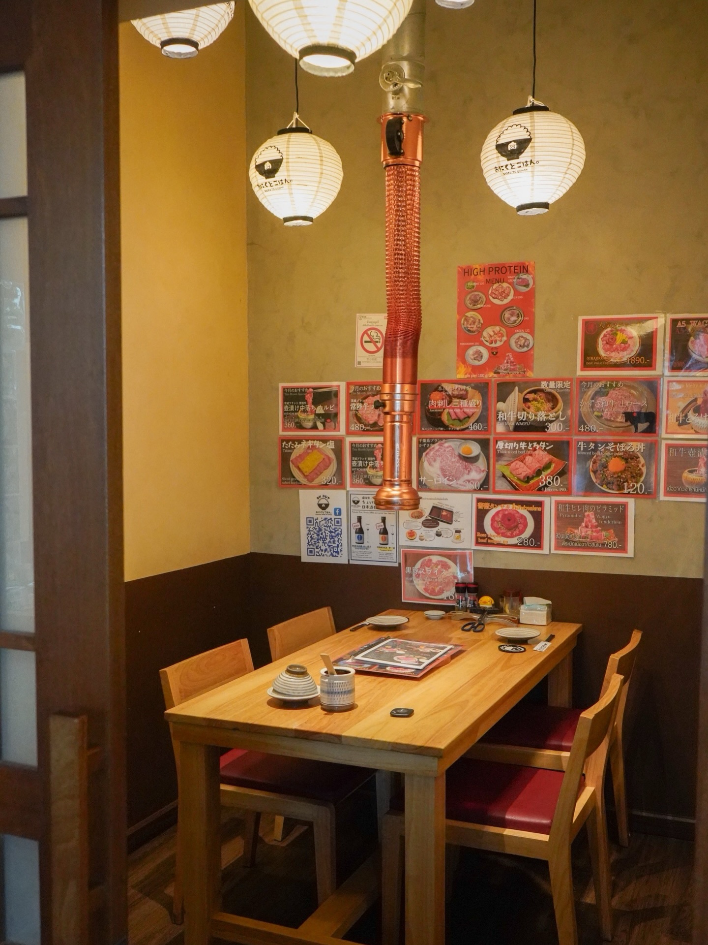 オンヌット店では、個室を3部屋ご用意しております。
プライベートな空間で、周りを気にせずゆっくりとお食事をお楽しみいただけます。

個室をご希望の場合は、ご予約の際にお申し付けくださいませ。
สาขาอ่อนนุชมีห้องส่วนตัวทั้งหมด 3 ห้อง
เป็นพื้นที่ส่วนตัว สามารถรับประทานอาหารได้อย่างสบายใจโดยไม่ต้องกังวลเรื่องรอบข้าง

หากลูกค้าต้องการใช้ห้องส่วนตัว กรุณาแจ้งตอนทำการจองล่วงหน้าด้วยนะคะ 🙏
📍Onnut Plaza
⏰11:30-22:00
☎0654722730
LINE @100hlgjm