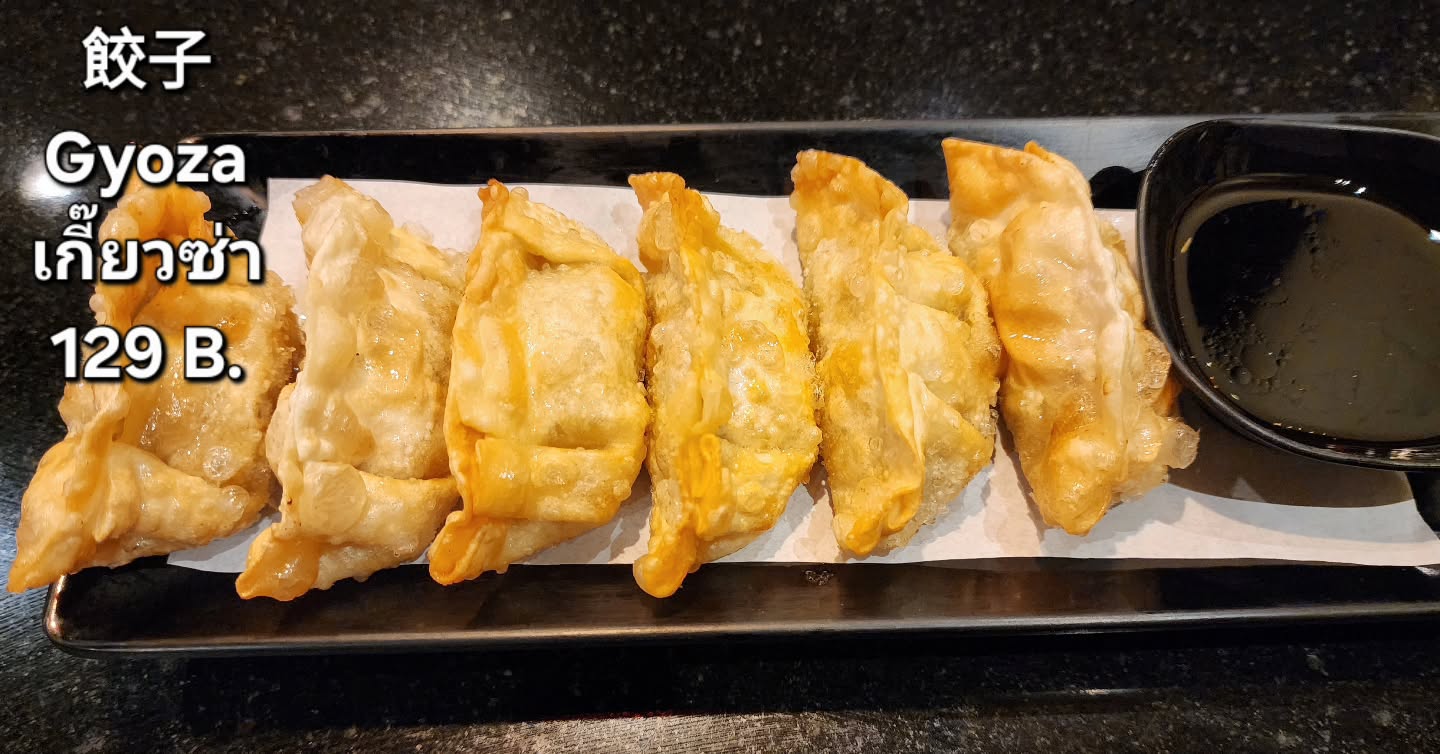 เกี๊ยวซ่าถือเป็นอาหารว่างยอดนิยมในหลายประเทศ ด้วยแป้งที่บางกรอบและใส้ที่นุ่ม 😋 ไม่ว่าจะเป็นใส้หมู ไก่ หรือผัก ตอบโจทย์ทุกความชอบของคนรักอาหาร จิ้มด้วยซอสเปรี้ยว-หวานของซอสเพิ่มความอร่อยยิ่งขึ้น 🍽️🥢

餃子は多くの国で人気のあるスナックとされています。薄くてパリッとした皮と柔らかい具材が特徴です 😋 豚肉、鶏肉、または野菜の具など、グルメ好きのあらゆる好みに応えます。酸味と甘みのあるソースをつけることで、さらに美味しさがアップします 🍽️🥢

Gyoza is considered a popular snack in many countries, with its thin crispy wrapper and soft filling 😋 Whether it's pork, chicken, or vegetable filling, it caters to every food lover's preference. Dip it in tangy-sweet sauce for even more deliciousness 🍽️🥢

#เกี๊ยวซ่า
#อาหารว่าง
#ศรีราชา
