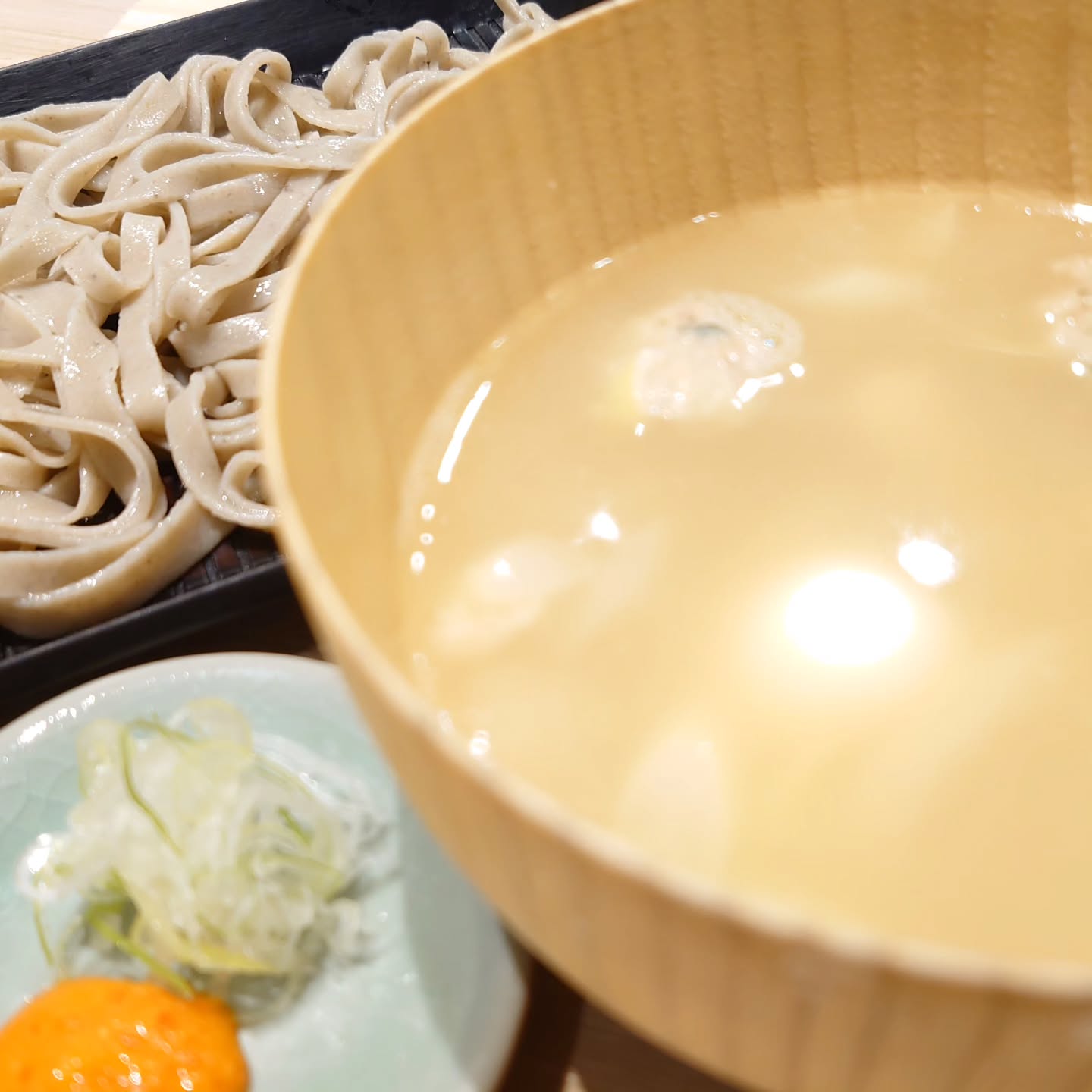 鶏白湯スープと濃口醤油の返しでつゆ作ってたら「白湯って書いてあるのに“白く”ないじゃん」てご指摘を受けたことがあります、KaneHisaです

鶏白湯つけ蕎麦 280B
昔話しなんですが、そんな事があったので
「じゃあ“白く”してやんよ」からの〜
現在使用している“白”醤油との出会いがあり
かなり“白”っぽくなりましたKaneHisaスペシャリテ
このメニューの為に開発した相性抜群「魅惑の平打ち麺」、
ピリッとフワッと自家製「赤い柚子胡椒」が織りなす味わいの三重奏
試してみそ

#KaneHisa 
#手打ち蕎麦 
#bangkok 
#โซบะ 
#鶏白湯つけ蕎麦 

ちょっと前にお客様とお話しして出てきた小ネタ、懐かしいわい