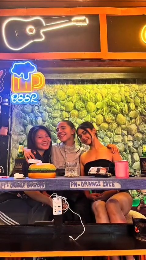 Slow Sunday, smooth drinks 😌

Unwind tonight at Orange Bar
📍 Sukhumvit 11/1

วันอาทิตย์ช้า ๆ กับเครื่องดื่มดี ๆ 😌

มาผ่อนคลายคืนนี้ที่ Orange Bar
📍 สุขุมวิท 11/1

#OrangeBarBangkok #SundayVibes #Sukhumvit11 #BangkokBar #ChillNight