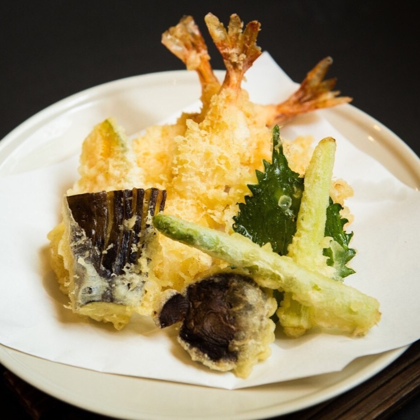 ようこそ、和食の真髄を楽しむひとときへ🍤✨ 当店でご提供する天ぷら盛り合わせは、見た目も味も贅沢な一皿です。サクサクの衣と旬の食材が織りなす絶妙なハーモニーを、ぜひご堪能ください😊👘

野菜や海鮮、それぞれが持つ個性が口の中で広がり、一口ごとに異なる感動を味わえます。まるでアートのようなこの盛り付けが、皆様の食卓に彩りを添えます📸 華やかな天ぷらで豪華な食事体験を、あなたの思い出に加えてみてください✨🥢

特に、揚げたての熱々な瞬間をシェアすることで、家族や友人との素敵な時間がより一段と忘れられないものに🍽️😋 素材の旨みを存分に楽しめるこの一皿。あなたもぜひ、お試しを🎉

#天ぷら
#和食
#揚げたて
#旬の食材
#食卓の彩り