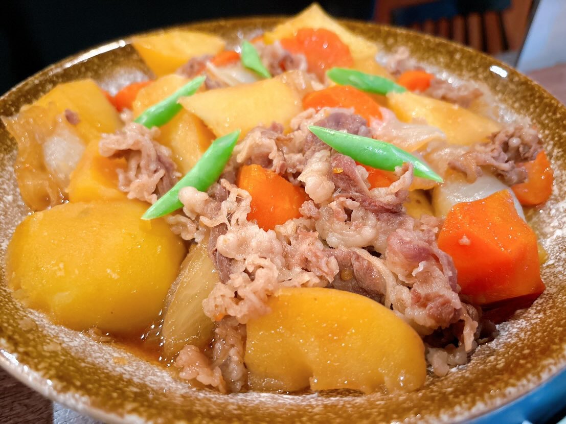 本日もほっこり家庭の味おばんざい満載ですよ〜
皆様のご来店お待ちしております♪

おひとりさま大歓迎！
カウンター席大人気

おばんざい、鉄板焼きメニュー
二階テーブル席、三階個室完備
一階カウンター席でもオーダー可能です

黒兵衛では
各種ご宴会のご予約承ります♪
コース1,000バーツ〜
飲み放題 300バーツor 400バーツ

二階テーブル席
三階9名様までの小宴会用個室ございます。

よろしくお願いします♪

1月もHappy hour 開催中です
17:00〜19:30

キリンビール大瓶　120B
ウィスキーハイボール　80B

Happy hour in January❗️
17:00〜19:30
Kirin Beer Big Bottle 120B
Whisky Hi-ball 80B

#バンコク創作料理居酒屋 #バンコク日本料理店 #バンコク小料理屋 #バンコクおひとりさま #バンコク1人飲み プラカノン バンコク日本人女性スタッフ常駐 バンコクおかみさん バンコクお好み焼き屋 バンコク鉄板焼き  バンコクおばんざい  japanesefood bangkok phrakhanong japaneserestaurant reopen happyhour obanzai bangkokokonomiyaki bangkokteppanyaki