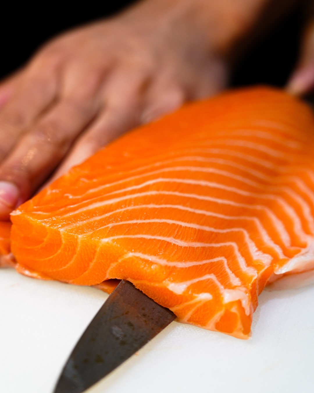 Enjoy salmon in a variety of styles—aburi (seared), onion mayo, and gunkan.
A must-try assortment for true salmon lovers.

炙り、玉ねぎマヨ、軍艦など、
さまざまな食べ方で楽しめるサーモンづくし。
サーモン好きにはたまらない一皿です。

📍 Near BTS Nana
　 Sukhumvit 11/1 Alley
📞 Tel: 02-067-2602
⏰ 11:00–01:00

For reservations, please call or DM us.