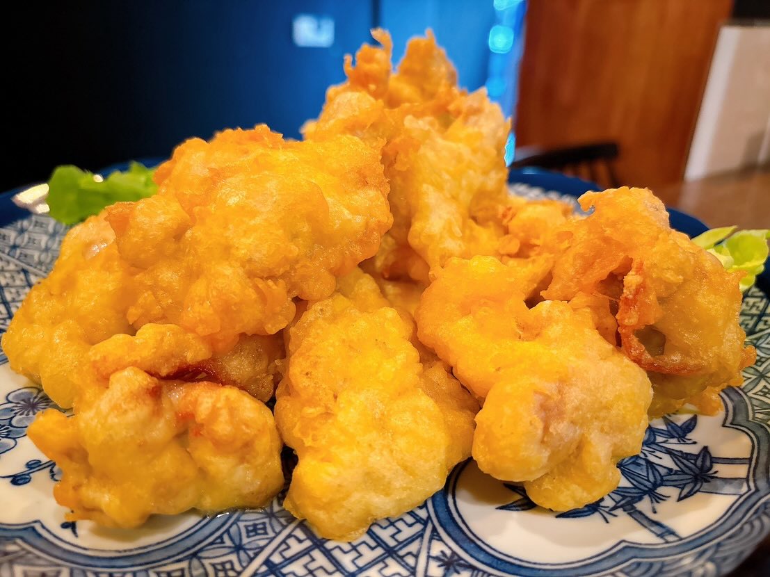 本日、お席に余裕があります
皆様のご来店お待ちしております♪

おひとりさま大歓迎！
カウンター席大人気

おばんざい、鉄板焼きメニュー
二階テーブル席、三階個室完備
一階カウンター席でもオーダー可能です

黒兵衛では
各種ご宴会のご予約承ります♪
コース1,000バーツ〜
飲み放題 300バーツor 400バーツ

二階テーブル席
三階9名様までの小宴会用個室ございます。

よろしくお願いします♪

1月もHappy hour 開催中です
17:00〜19:30

キリンビール大瓶　120B
ウィスキーハイボール　80B

Happy hour in January❗️
17:00〜19:30
Kirin Beer Big Bottle 120B
Whisky Hi-ball 80B

#バンコク創作料理居酒屋 #バンコク日本料理店 #バンコク小料理屋 #バンコクおひとりさま #バンコク1人飲み プラカノン バンコク日本人女性スタッフ常駐 バンコクおかみさん バンコクお好み焼き屋 バンコク鉄板焼き  バンコクおばんざい  japanesefood bangkok phrakhanong japaneserestaurant reopen happyhour obanzai bangkokokonomiyaki bangkokteppanyaki