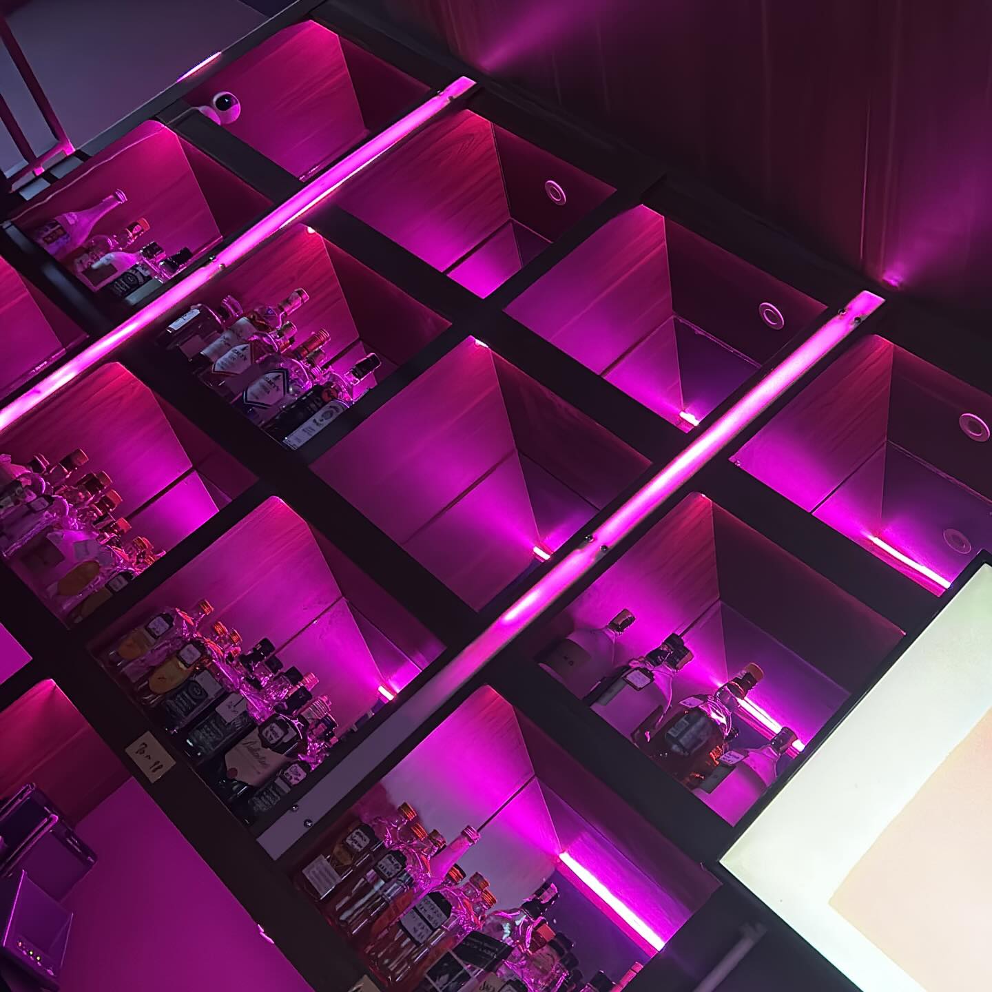 1月も終わりが近づいて来ています🌟 涼しい日々が続きますが、心温まるひとときを過ごしてみませんか？🎉 新年会や各種パーティーの後に、ちょっと立ち寄る場所として、私たちのバーNIKAをぜひご検討ください🍸✨

自由に遊べて飲める空間が、皆さんの週末をさらに特別なものにします。普段とは違ったリラックスした時間をお楽しみいただけます🍷😊 スタッフ一同、皆様のご来店を心よりお待ちしております！

おいしいカクテルと楽しい時間をご用意して、お待ちしています🎶 新しい友達と語り合ったり、大切な仲間と笑顔を共有したり、特別な時間をNIKAでお過ごしください！

The end of January is approaching🌟 The cold days continue, but why not spend a heartwarming moment? 🎉 After New Year's parties and various gatherings, please consider stopping by our bar NIKA🍸✨

A space where you can freely play and drink will make your weekends even more special. You can enjoy a relaxing time that is different from your usual routine🍷😊 All our staff are sincerely looking forward to your visit!

We are ready with delicious cocktails and a fun time🎶 Spend special moments at NIKA, chatting with new friends or sharing smiles with your treasured companions!

#新年会
#東京バー
#夜のひととき
#カクテルタイム
#リラックスナイト