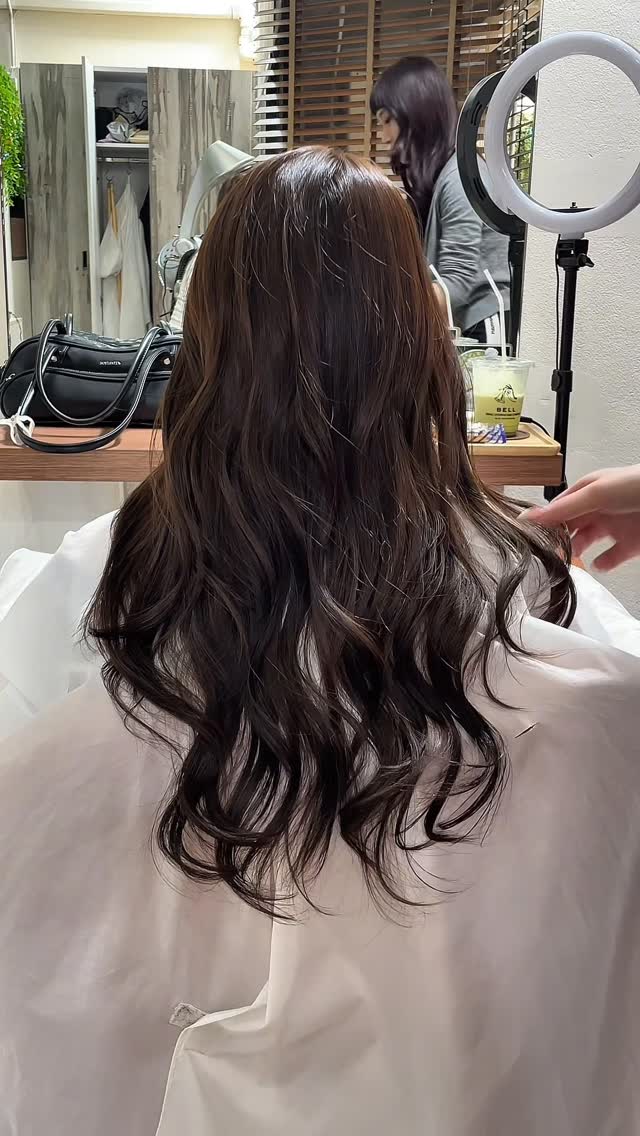 KINUJO CURL IRON✨
เครื่องม้วนผมมาพร้อมกับ “SILK PLATE” นวัตกรรมแผ่นรีดแบบใหม่ที่ Kinujo คิดค้นขึ้น ไม่ทำให้เกิดการระเบิดของไอน้ำภายในเส้นผม จึงไม่ทำให้ผมแห้งเสีย ช่วยป้องกันผมเสียจากความร้อนและเพิ่มความเงางามให้แก่เส้นผม ม้วนลื่นไม่กินเส้นผม ช่วยรักษาสีผมไม่ให้เปลี่ยนหรือซีดจาง
@kinujo.thailand
@kinujo.jp 

Tel : 02-000-3001
Line : @skk6845h
📍sukhumvit 49/11 (Phromphong)
🕛Business hours : 9am-9pm

#Bellotonagami #Bellotonagamisalon #KINUJO #kinujotokyo #kinujothailand #HairColor #ทำสีผม #ร้านทำสีผม #ร้านทำผมสุขุมวิท #ร้านทำผมญี่ปุ่น #สีผมสุดฮิต #สีผมสวยๆ #ลอนผมสไตล์เกาหลี #ลอนผมสไตล์ญี่ปุ่น