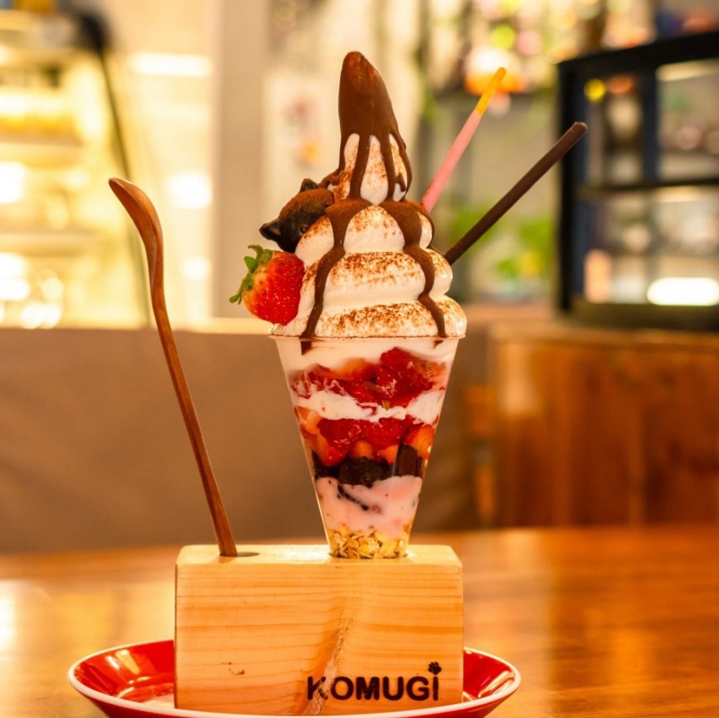 💝 เมนูพิเศษต้อนรับวาเลนไทน์
“ช็อกโกแลตพาร์เฟต์” พร้อมเสิร์ฟแล้ววันนี้!
ความอร่อยที่ลงตัวของซอฟต์เสิร์ฟฮอกไกโดวานิลลาสูตรพิเศษ ท็อปด้วยนามะช็อกโกแลต (ช็อกโกแลตสด) ทำเองเข้มข้น และสตรอว์เบอร์รีสดรสเปรี้ยวอมหวาน
✅ ซอฟต์เสิร์ฟฮอกไกโดวานิลลา
✅ นามะช็อกโกแลตโฮมเมด
✅ สตรอว์เบอร์รีสด
มีจำหน่ายเฉพาะช่วงนี้ถึงสิ้นเดือนกุมภาพันธ์เท่านั้น
แวะมาทานกันนะคะ 🐈
🇯🇵 Valentine’s Season Special
今年もこの季節がやってきました。
今だけの「生チョコ入りチョコレートパフェ」が登場です。
✅ 自慢の北海道バニラ
✅ 濃厚な手作り生チョコ
✅ 甘酸っぱいフレッシュ苺
王道の組み合わせに、自家製生チョコの濃厚さをプラスしました。
2月末頃までの期間限定です。
ぜひお試しください🐈
🇬🇧 Valentine’s Season Special
Our seasonal “Chocolate Parfait” is finally here!
Enjoy the perfect harmony of flavors:
✅ Signature Hokkaido Vanilla Soft Serve
✅ Rich Homemade Raw Chocolate (Nama-Choco)
✅ Fresh Strawberries
A classic combination enhanced with our rich homemade chocolate.
Available until the end of February. Don’t miss it!
━━━━━━━━━━━━━━━━━━━
📍 Ramen Cafe IRODORI

Thonglor Soi 13, 2nd Floor of Ashley Hotel
(Near Nihonmura Mall & Samitivej Hospital)

トンローソイ13 アシュリーホテル2階（日本村近く）

ชั้น 2 โรงแรม Ashley, ทองหล่อ ซอย 13 (ใกล้ตึก日本村)

🕒 Open Daily (Everyday)
11:30 - 21:00 (Last Order 20:30)
━━━━━━━━━━━━━━━━━━━
#RamenCafeIRODORI #ราเมน #ทองหล่อ #คาเฟ่กรุงเทพ #พาร์เฟต์ ช็อกโกแลต อร่อยบอกต่อ รีวิวคาเฟ่ BangkokCafe Thonglor BangkokFoodies BKKMenu ChocolateParfait バンコクカフェ バンコクグルメ トンロー 生チョコパフェ 北海道バニラ バレンタイン限定