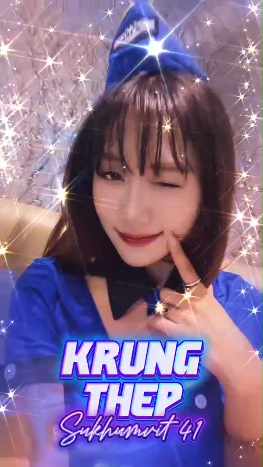 ✈️✨ 今日はキャビンアテンダントコスプレday ✨✈️
いつもと少し違う雰囲気で楽しむ、バンコクの夜。

店内はキャビンアテンダントスタイルでお出迎え。
飲み放題は【通常60分 → 90分】に拡大中で、
ゆっくりお酒と会話を楽しめる一日です🍸

スクンビット・プロンポンエリアで
スナックやカラオケを探している方にもぴったり。
バンコクらしいリラックスした夜をお過ごしください。

✈️✨ Cabin Attendant Cosplay Day ✨✈️
Enjoy a different kind of Bangkok night today.

Our staff welcomes you in cabin attendant style,
and the all-you-can-drink plan is extended
from 60 minutes to **90 minutes** for a more relaxed experience 🍸

Located in the Sukhumvit / Phrom Phong area,
perfect if you’re looking for a **snack bar or karaoke spot in Bangkok**.
Sit back, unwind, and enjoy the night with us.

#バンコクスナック
#バンコクカラオケ
#スクンビットバー
#プロンポンナイト
#バンコク夜遊び