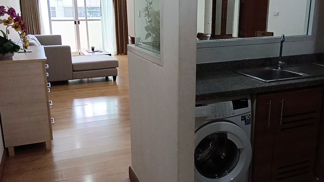 🏡バンコクの人気エリアに位置するJL Houseのすばらしい2ベッドルーム物件をご紹介します。広さは110㎡、家族連れにぴったりの広々とした空間です。サミティベート病院が目の前にあるので、小さなお子様がいる家庭に安心です👶💚お家賃は72,000バーツから、手頃な価格で理想的な住環境を手に入れられます🤲

さらに、近くにはフジスーパーがあり、日々のお買い物も快適🚶‍♀️🍎そして、週6回の掃除サービスが付いているため、ご家庭の奥様もストレスフリー。家事の時間を節約し、お子様との大切な時間をもっと大事にできます👩‍👧

住みやすさと安心、そして便利さを兼ね備えたこの物件で、新しい生活をスタートしましょう✨お問い合わせはお気軽にどうぞ！

#新居探し
#バンコク生活
#家族に優しい
#JLハウス
#紅樹株式会社