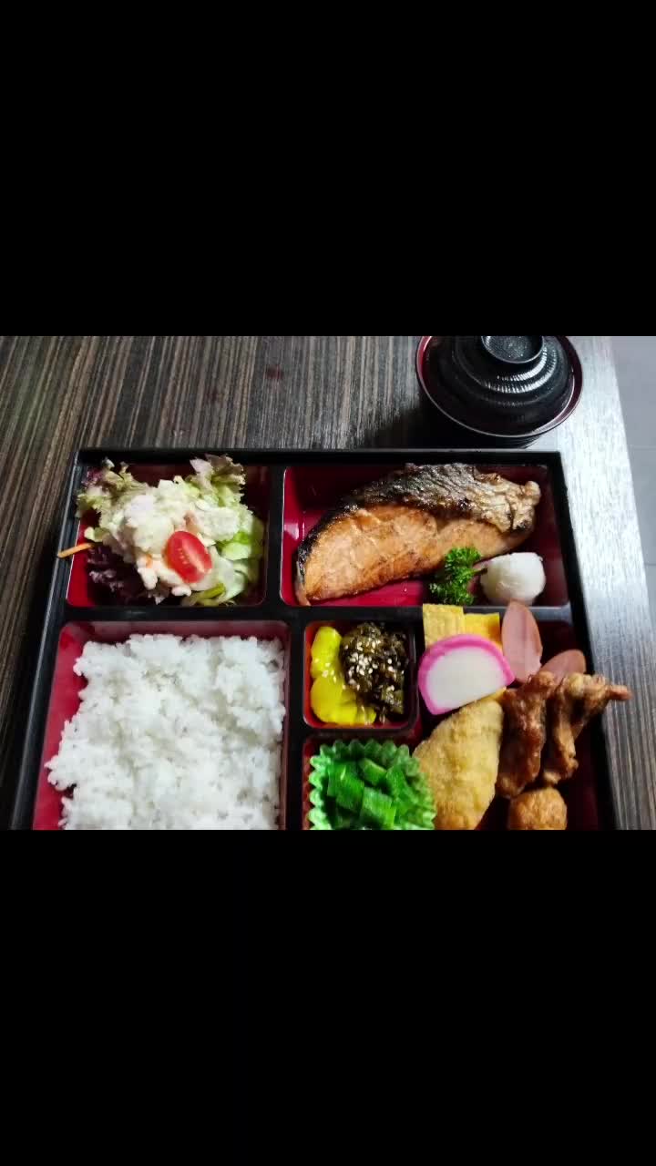 เซ็ตอาหารตอนกลางวัน เปิดให้บริการตั้งแต่ เวลา 11.30-17.00น.อาหารอร่อยค่ะ
แวะมาลองชิมกันได้นะค่ะ #ขอบคุณลูกค้าทุกท่านที่มาอุดหนุนค่ะ🙏🏻