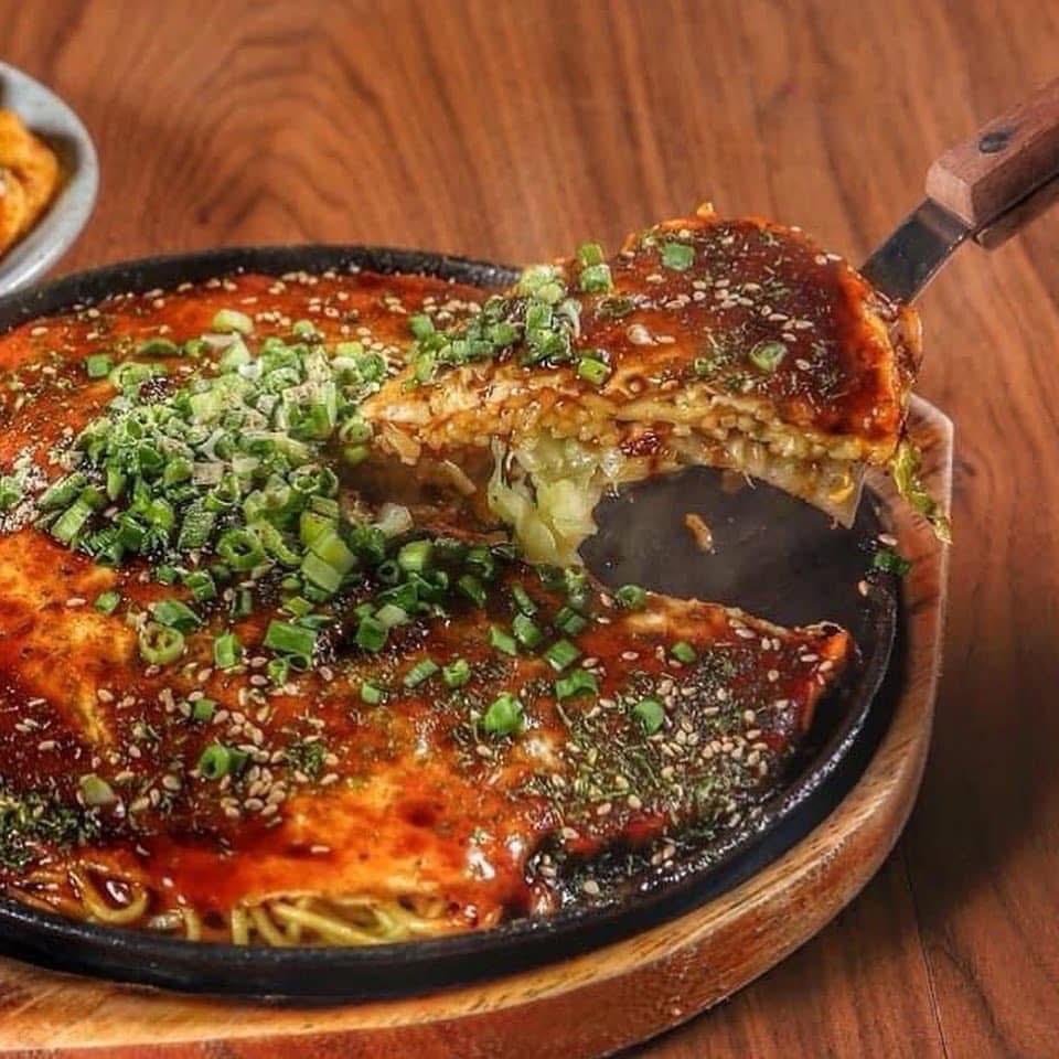 🏮
🔥 Thonglor Yokocho 🔥

ใครชอบยากิโทริ ห้ามพลาดครับ
โดยเฉพาะ ชุด Buta-Maki และ รวม Tsukune เมนูยอดฮิตที่ลูกค้าสั่งซ้ำกันเยอะมาก 🐷✨

เมนูจากเตาเหล็กร้อนๆ
Yakisoba และ Okonomiyaki ก็ขายดีสุดๆ
เสียงฉ่าๆ บนเตา คือความฟินครับ 🍳

กับแกล้มที่เข้ากับเบียร์ มีให้เลือกเพียบ 🍺
มีทั้ง ซูชิและซาชิมิ ตามคำเรียกร้อง
รวมถึง ของทอด ที่เด็กๆ ชอบมาก 👦🧡

และที่ห้ามพลาดที่สุด
Hokkaido Soup Curry
ซุปแกงกะหรี่สูตรแท้จากฮอกไกโด
ทำโดยคนฮอกไกโดจริงๆ หาไม่ได้ที่อื่นในกรุงเทพครับ 🍛🔥

⏰ เวลาเปิด
วันธรรมดา 17:00–23:30
เสาร์–อาทิตย์ 11:30–23:30

🍻 Happy Hour ทุกวัน
เบียร์ / ชูไฮ / ไฮบอล
ซื้อ 1 แถม 2 ฟรี！！

วันนี้มาเจอกันที่ Thonglor Yokocho นะครับ 🍺

#ThonglorYokocho
#อิซากายะทองหล่อ
#BangkokIzakaya
#HokkaidoSoupCurry
#HappyHour