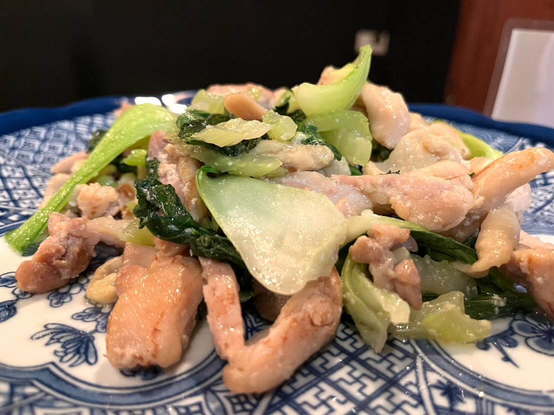 今週も始まりましたー
連休を頂きスタッフ一同充電満タンです😄
皆様のご来店お待ちしております♪

おひとりさま大歓迎！
カウンター席大人気

おばんざい、鉄板焼きメニュー
二階テーブル席、三階個室完備
一階カウンター席でもオーダー可能です

黒兵衛では
各種ご宴会のご予約承ります♪
コース1,000バーツ〜
飲み放題 300バーツor 400バーツ

二階テーブル席
三階9名様までの小宴会用個室ございます。

よろしくお願いします♪

1月もHappy hour 開催中です
17:00〜19:30

キリンビール大瓶　120B
ウィスキーハイボール　80B

Happy hour in January❗️
17:00〜19:30
Kirin Beer Big Bottle 120B
Whisky Hi-ball 80B

#バンコク創作料理居酒屋 #バンコク日本料理店 #バンコク小料理屋 #バンコクおひとりさま #バンコク1人飲み プラカノン バンコク日本人女性スタッフ常駐 バンコクおかみさん バンコクお好み焼き屋 バンコク鉄板焼き  バンコクおばんざい  japanesefood bangkok phrakhanong japaneserestaurant reopen happyhour obanzai bangkokokonomiyaki bangkokteppanyaki