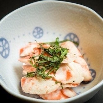 爽やかな酸味と淡白な鶏ささみが絶妙に調和した「鶏ささみ梅肉和え🍗🌿」。上品な梅の香りが口の中で広がり、夏の暑さを忘れさせる清涼感をお届けします。食欲をそそるその香りと味わいは、どんなシーンにもぴったり。一口食べれば、心地良い酸味と旨みが広がり、何度でも味わいたくなる一品です✨

特に健康志向の方や、カロリーを気にする方におすすめ。低脂肪で高たんぱくな鶏ささみと梅の組み合わせは、体に優しく、且つお腹も満たしてくれます。ぜひ一度ご来店いただき、この特別な和の味覚を体験してみてください。

和食ファンの皆様には必見のメニューです！ご予約やお問い合わせは、お気軽にどうぞ📞

#和食
#鶏ささみ
#梅肉和え
#健康食
#低カロリー