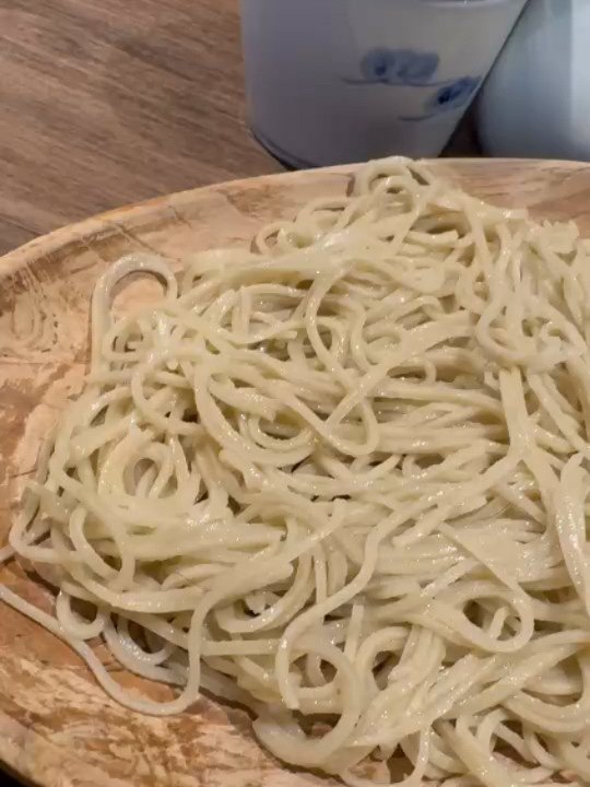 立てばフラフラ、座れば吐き気、歩く姿は千鳥足
一滴も飲んでない中の人、KaneHisaです

現在絶賛?フラフラ中の為お蕎麦の用意がご予約のお客様分ギリギリで営業してます
そしてお蕎麦もオールマイティ中細麺のみにてご案内中
大変恐縮なお話しですがあと1週間ちょっとかかりそうです
この期間中それでもいらっしゃってくださる奇特なお客様にはお一人様につき1枚100Bバウチャー券をお帰りの際にお渡ししております
次回も懲りずに？また来てね〜という意味も含んでます

ということで本日もお待ちしております〜

#KaneHisa 
#手打ち蕎麦 
#bangkok 
#โซบะ 
#四六時中船酔い状態