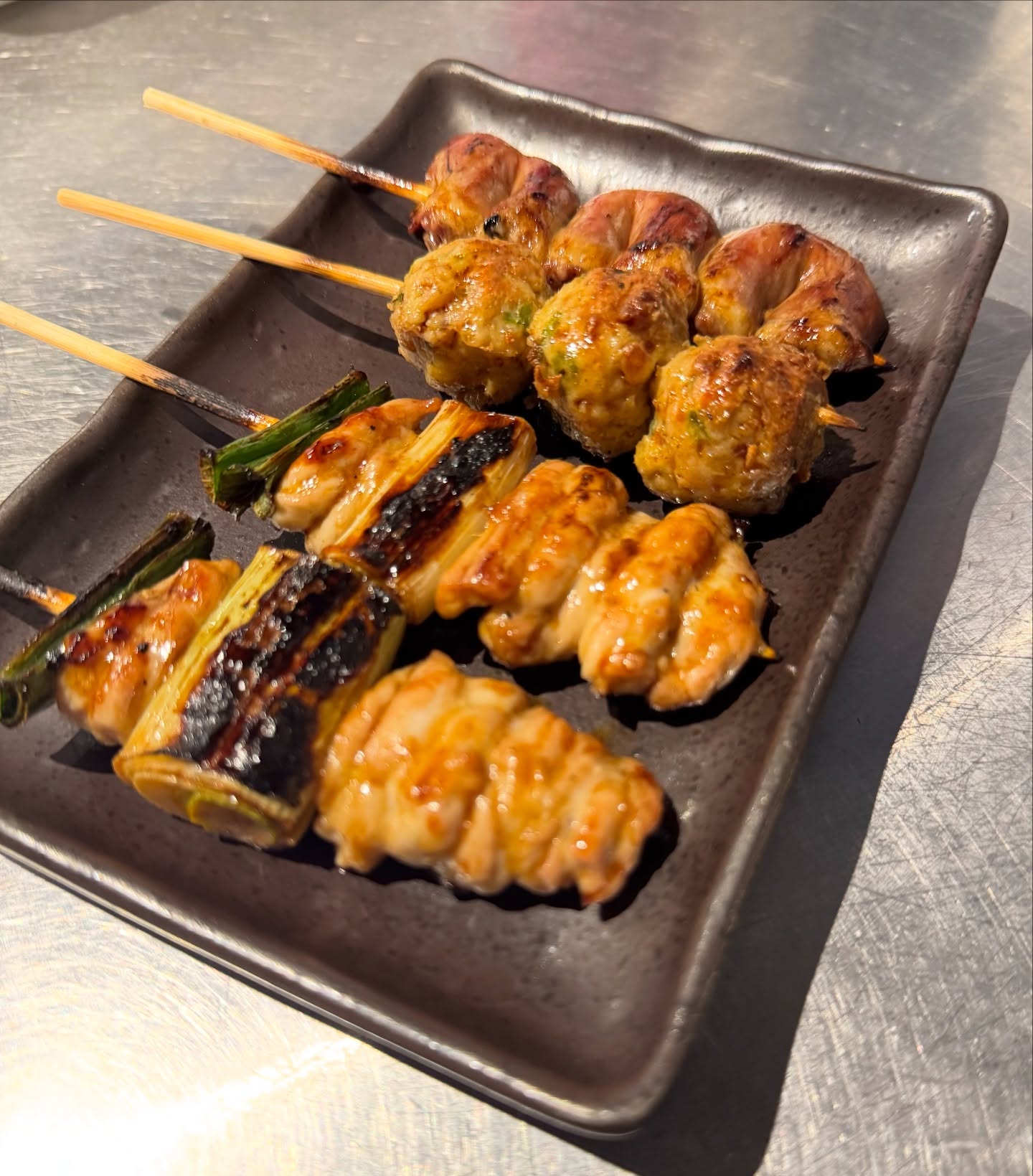 こんにちは！当店では、自慢の焼鳥をご提供しております✨ 30年以上継ぎ足している秘伝のタレを使い、一串一串丁寧に焼き上げています。このタレは、私たちの先輩達から長い年月をかけて完成させたものです😊

香ばしい香りと絶妙な味わいをお楽しみいただけること、間違いなしです！ 店内の落ち着いた雰囲気の中で、美味しい料理とともにゆっくりとした時間をお過ごしください🍶🌸

お仕事帰りや友人との集まりにもぴったりの場所です。皆さまのお越しを心よりお待ちしております🙏 ぜひ、私たちの焼鳥を味わいに来てくださいね！
☎️02-000-2600

สวัสดีค่ะ! ร้านของเราขอแนะนำเมนูยากิโทริที่ภาคภูมิใจ✨ เราใช้ซอสสูตรลับที่เติมต่อกันมากว่า 30 ปี ย่างไก่แต่ละไม้ด้วยความพิถีพิถัน ซอสนี้เป็นสูตรที่รุ่นพี่ๆ ของเราค่อยๆ พัฒนาและสืบทอดกันมายาวนานค่ะ😊

รับรองว่าจะได้สัมผัสกลิ่นหอมและรสชาติกลมกล่อมอย่างลงตัว! เชิญใช้เวลาสบายๆ กับอาหารอร่อยในบรรยากาศที่ผ่อนคลายภายในร้านของเราค่ะ🍶🌸

ที่นี่เหมาะสำหรับทั้งหลังเลิกงานหรือรวมกลุ่มกับเพื่อนๆ เรารอคอยให้คุณแวะมาเยี่ยมเยียนด้วยใจจริง🙏 อย่าลืมมาลิ้มลองยากิโทริของเรานะคะ!
☎️02-000-2600

Hello! At our shop, we proudly serve our special yakitori✨ Using a secret sauce that has been carefully replenished for over 30 years, we grill each skewer with great attention. This sauce was perfected over many years by our predecessors😊

You are sure to enjoy the savory aroma and exquisite flavor! Please spend a relaxing time with delicious food in the calm atmosphere inside our restaurant🍶🌸

It's the perfect place for after work or gatherings with friends. We look forward to your visit from the bottom of our hearts🙏 Please come and try our yakitori!
☎️02-000-2600

你好！本店自豪地为您提供精心制作的烤串✨ 使用传承30余年的秘制酱料，一串一串细心地烤制。这款酱汁是由我们的前辈们经过长期岁月精心完善而成的😊

香气扑鼻、味道绝妙，保证让您尽享美味！请在店内宁静的氛围中，与美食一起度过悠闲时光🍶🌸

无论是下班之后还是与朋友聚会，这里都是您的理想场所。我们衷心期待您的光临🙏 欢迎来品尝我们的烤串！
☎️02-000-2600

안녕하세요! 저희 가게에서는 자랑하는 야키토리를 제공하고 있습니다✨ 30년 이상 이어져 온 비전의 소스를 사용해, 하나하나 정성스럽게 구워 내고 있습니다. 이 소스는 저희 선배님들로부터 오랜 세월을 거쳐 완성된 것입니다😊

고소한 향과 절묘한 맛을 즐기실 수 있음은 틀림없습니다! 가게 안의 차분한 분위기 속에서, 맛있는 요리와 함께 느긋한 시간을 보내시기 바랍니다🍶🌸

퇴근길이나 친구와의 모임에도 딱 맞는 장소입니다. 여러분의 방문을 진심으로 기다리고 있겠습니다🙏 꼭 저희 야키토리를 맛보러 오세요!
☎️02-000-2600

#焼鳥
#居酒屋
#秘伝のタレ
#ばんばん
#地元の味