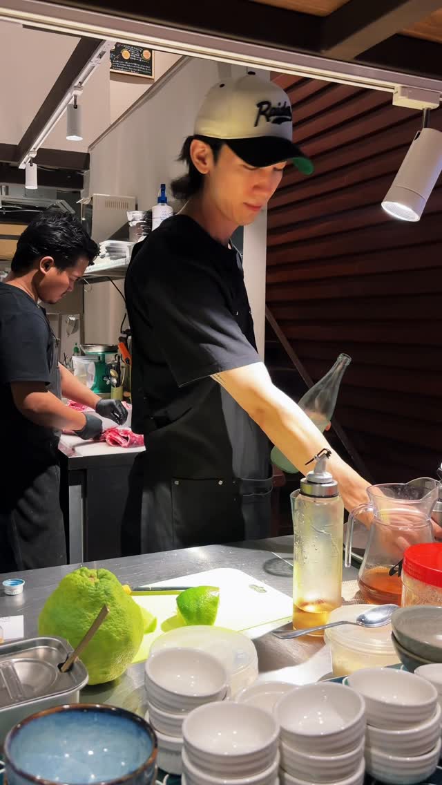 🍋
〜　GIANT LEMON SOUR 〜

🍋デカすぎ注意。
ジャイアントレモン使用の
「ジャイアントレモンサワー」

通常レモンの約4倍サイズ
この見た目、反則級？
シャープな酸味で甘すぎない
大人がハマるレモン…のサワー！！

まずは一杯、
いや、これは“体験”♪( ´θ｀)ノ

#トンロールンバ
#ジャイアントレモンサワー
#大人のレモンサワー
#レモンサワー
#バンコクグルメ