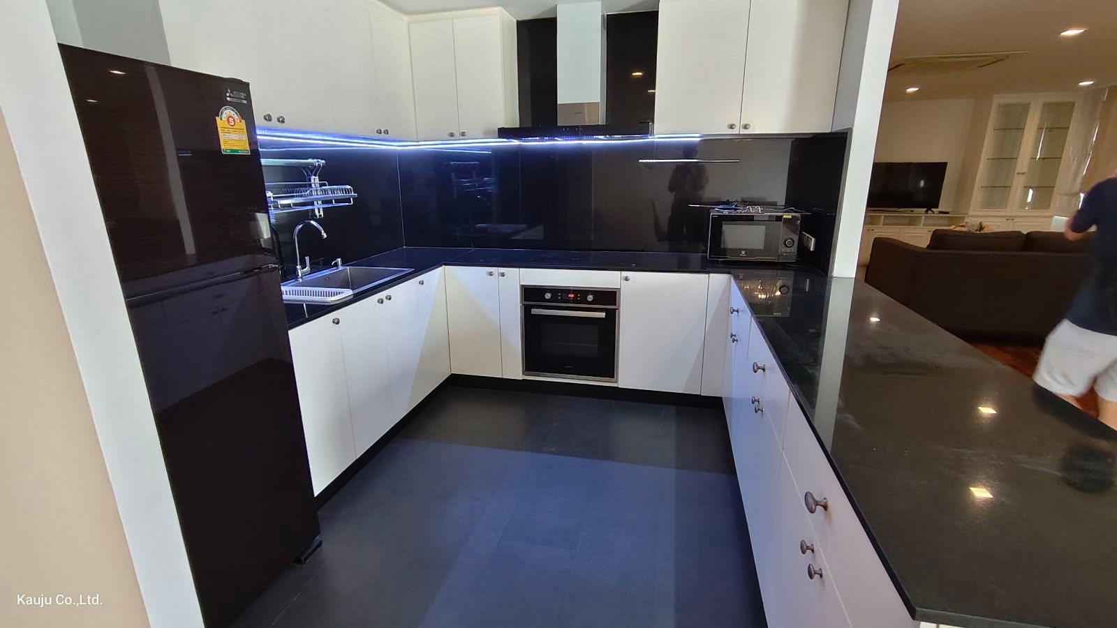 🌆🌿理想の住まいをお探しですか？バンコク、スクンビット43にあるAcadamia Grand Towerの夢のような3ベッドルームのコンドミニアムをご紹介します！✨この美しいお部屋は、改装されており、広々としたオープンキッチンや大きなソファー、そして日本式のメインバスルームが特徴です🛁コンロは使いやすいIHで、シンクも広く、毎日の料理が楽しくなります🍳

お家賃は80,000バーツですが、交渉可能ですのでぜひご相談ください💬このエリアでこれほど素晴らしい3ベットのお部屋は希少です。居心地の良い空間で新しい生活を始めてみませんか？🌟

詳細や内見のご予約はお気軽にお問い合わせください📞✨素敵なお部屋があなたをお待ちしています！🏠💖 #スクンビット #タイ不動産 #3ベッドルーム #駅近 #紅樹株式会社