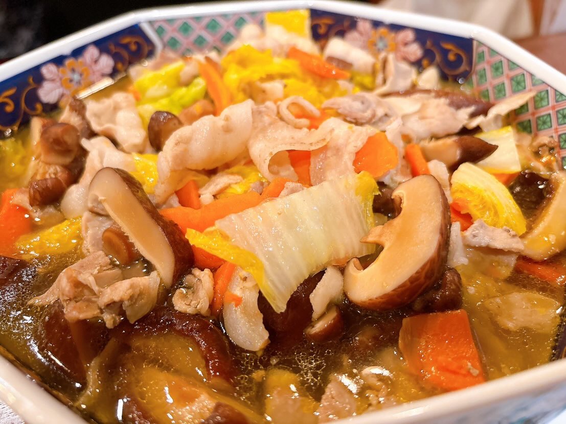 本日も絶賛営業中です！
皆様のご来店お待ちしております♪

おひとりさま大歓迎！
カウンター席大人気

おばんざい、鉄板焼きメニュー
二階テーブル席、三階個室完備
一階カウンター席でもオーダー可能です

黒兵衛では
各種ご宴会のご予約承ります♪
コース1,000バーツ〜
飲み放題 300バーツor 400バーツ

二階テーブル席
三階9名様までの小宴会用個室ございます。

よろしくお願いします♪

1月もHappy hour 開催中です
17:00〜19:30

キリンビール大瓶　120B
ウィスキーハイボール　80B

Happy hour in January❗️
17:00〜19:30
Kirin Beer Big Bottle 120B
Whisky Hi-ball 80B

#バンコク創作料理居酒屋 #バンコク日本料理店 #バンコク小料理屋 #バンコクおひとりさま #バンコク1人飲み プラカノン バンコク日本人女性スタッフ常駐 バンコクおかみさん バンコクお好み焼き屋 バンコク鉄板焼き  バンコクおばんざい  japanesefood bangkok phrakhanong japaneserestaurant reopen happyhour obanzai bangkokokonomiyaki bangkokteppanyaki