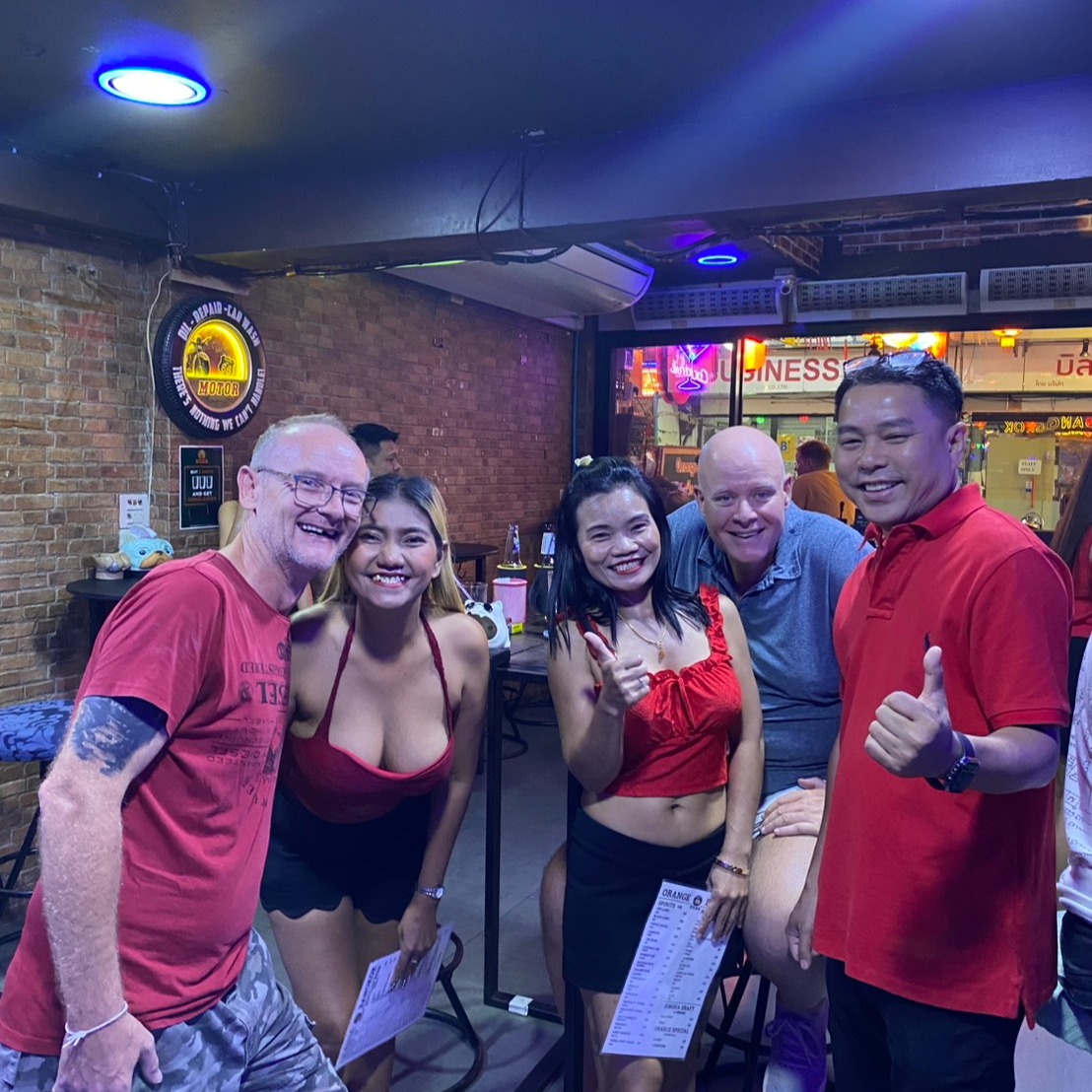 Friday night ✨
Low lights 💡
Cold drinks 🍸
Good energy 🔥

Orange Bar mood 🍊

คืนวันศุกร์ ✨
ไฟสลัว 💡
เครื่องดื่มเย็น 🍸
พลังดี ๆ 🔥

Orange Bar mood 🍊

#OrangeBarBangkok #FridayFeeling #BangkokBar #NightVibes