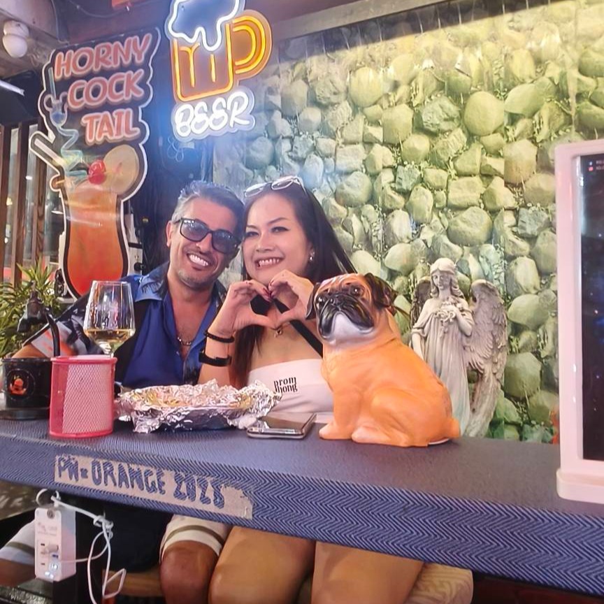 Half the week.
Full glass. 🍸

📍 Orange Bar, Sukhumvit 11/1

ครึ่งสัปดาห์
แก้วเต็ม 🍸

📍 Orange Bar, สุขุมวิท 11/1

#OrangeBarBangkok #WednesdayVibes #BangkokBar #Sukhumvit11