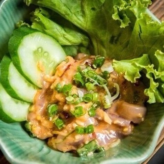 「塩辛」という言葉を聞くと、幼い頃からの思い出が蘇る方も多いのではないでしょうか。当店では、新鮮なイカを丁寧に仕込み、職人の技が光る「塩辛」をご提供しております🦑✨。その深い旨みと香りが広がる一品は、酒の肴としても、ご飯のお供としても、格別のひとときをお約束します🍶🍚。一度味わえば、その虜になることでしょう。ぜひ、お立ち寄りの際にはこの特別な塩辛をお試しください😊。

#和食
#塩辛
#日本の味
#熟練の技
#酒の肴